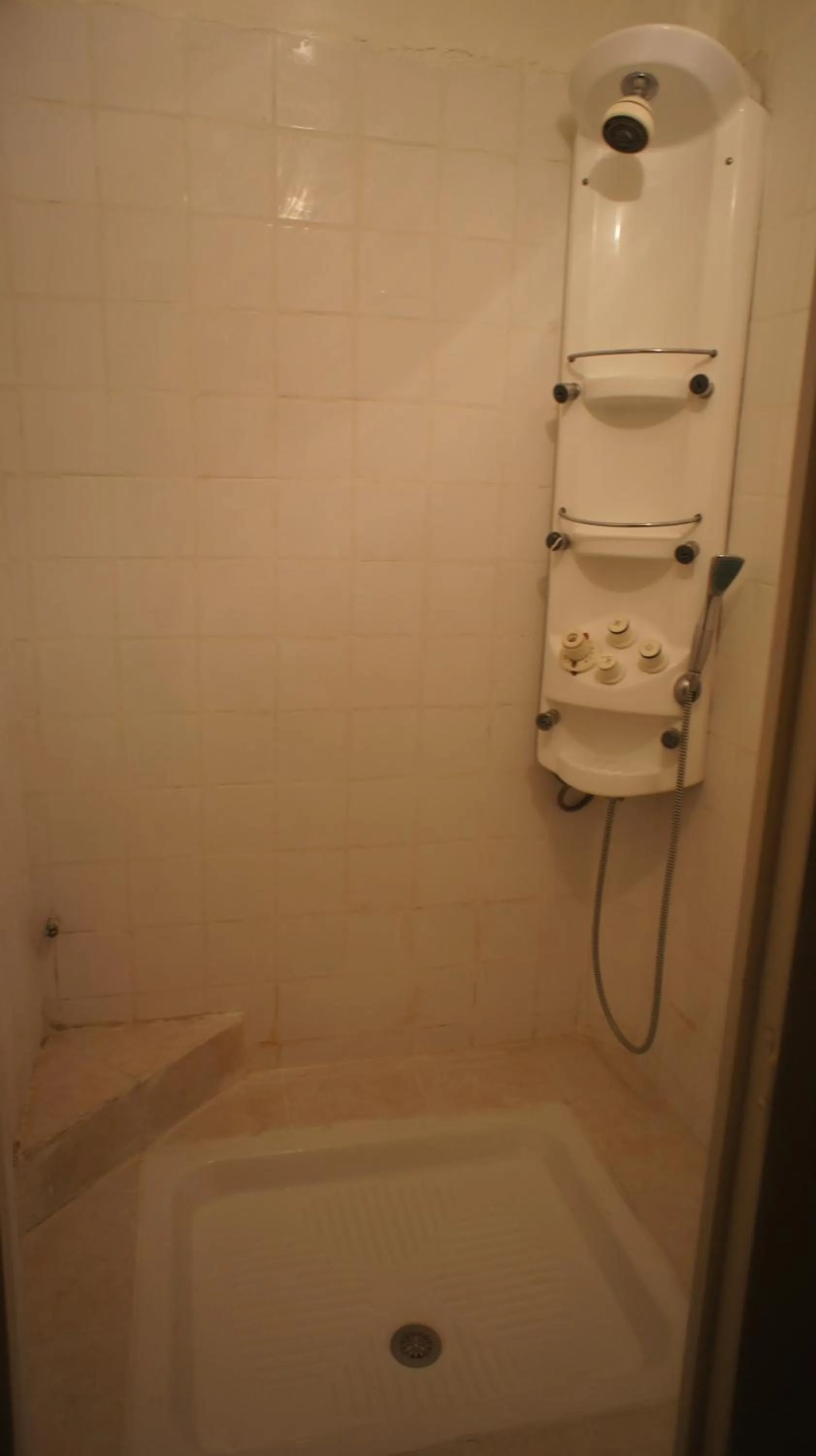 Shower in Hôtel de la Renaissance