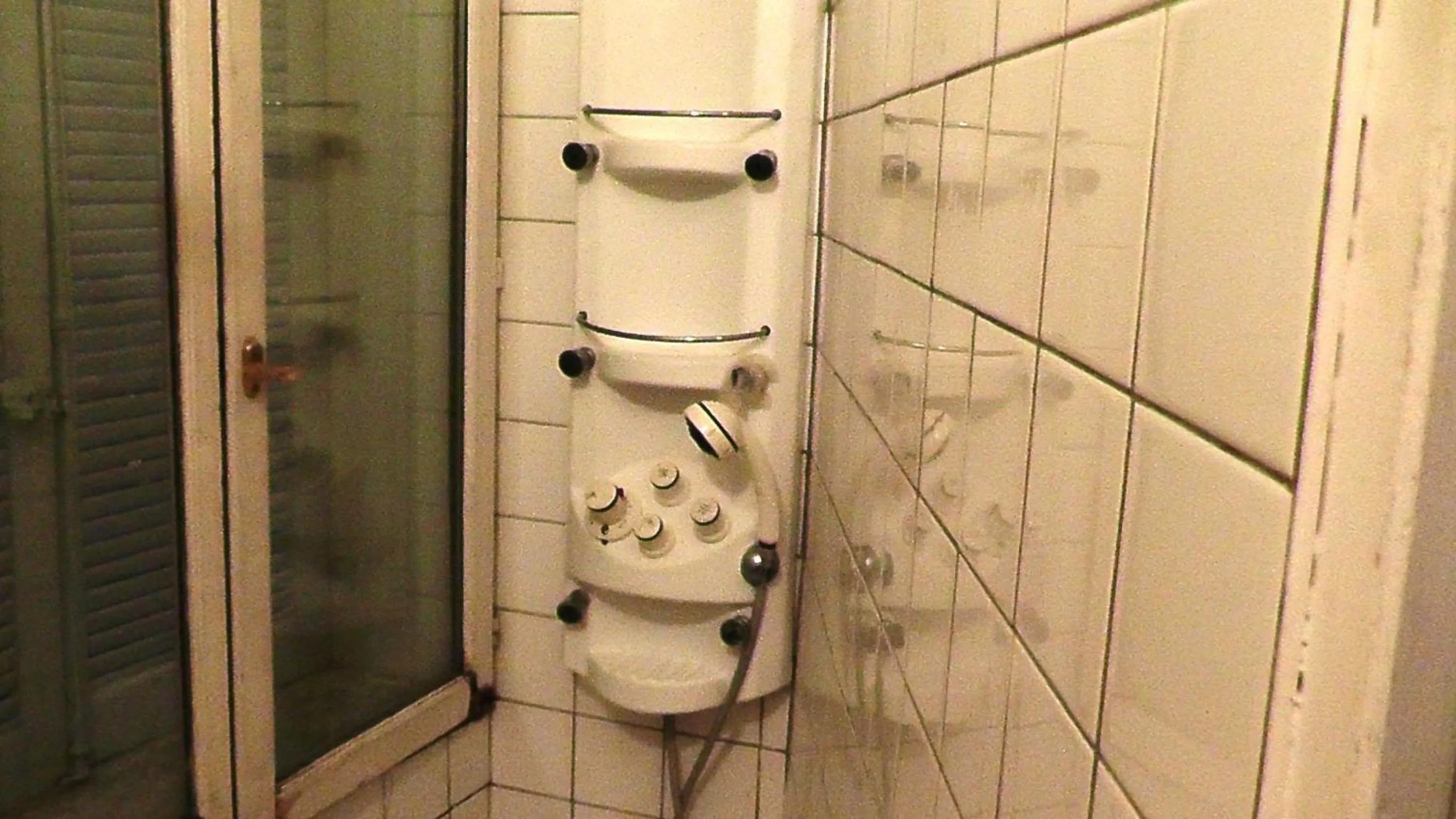 Shower in Hôtel de la Renaissance