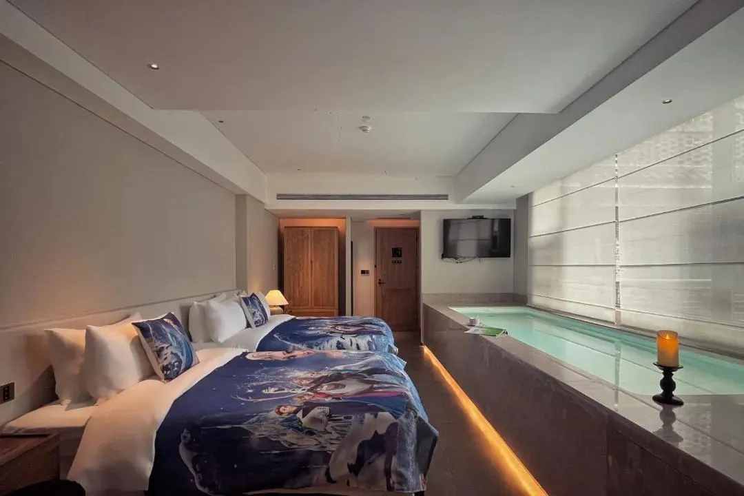 Twin Room with Pool View in Phoenix Hall House Hotel