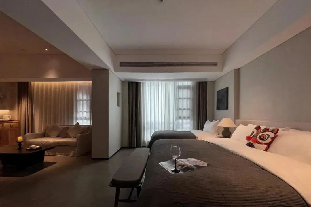 Twin Room with Bath in Phoenix Hall House Hotel