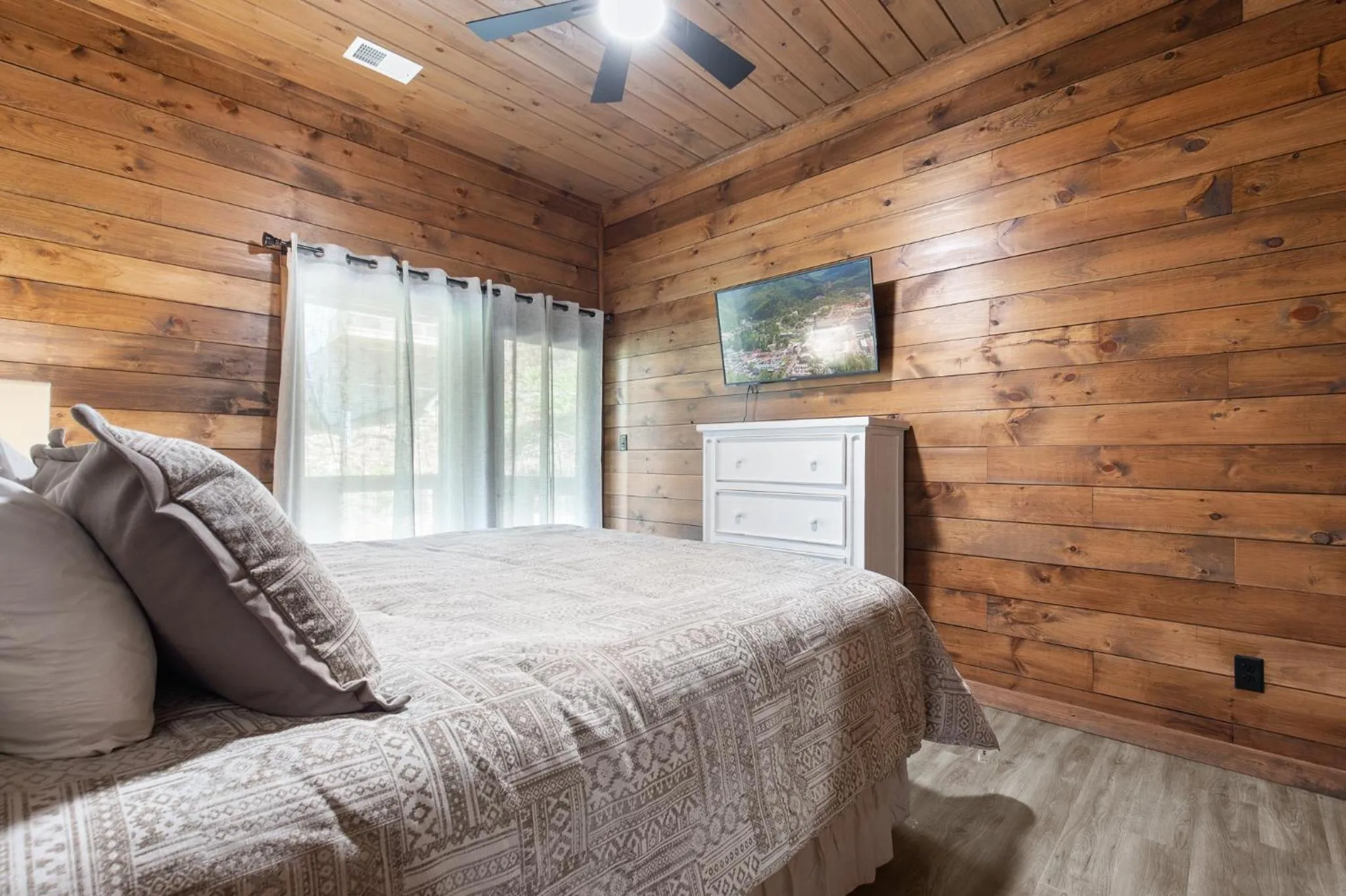 Property building, Bed in Hillside Retreat