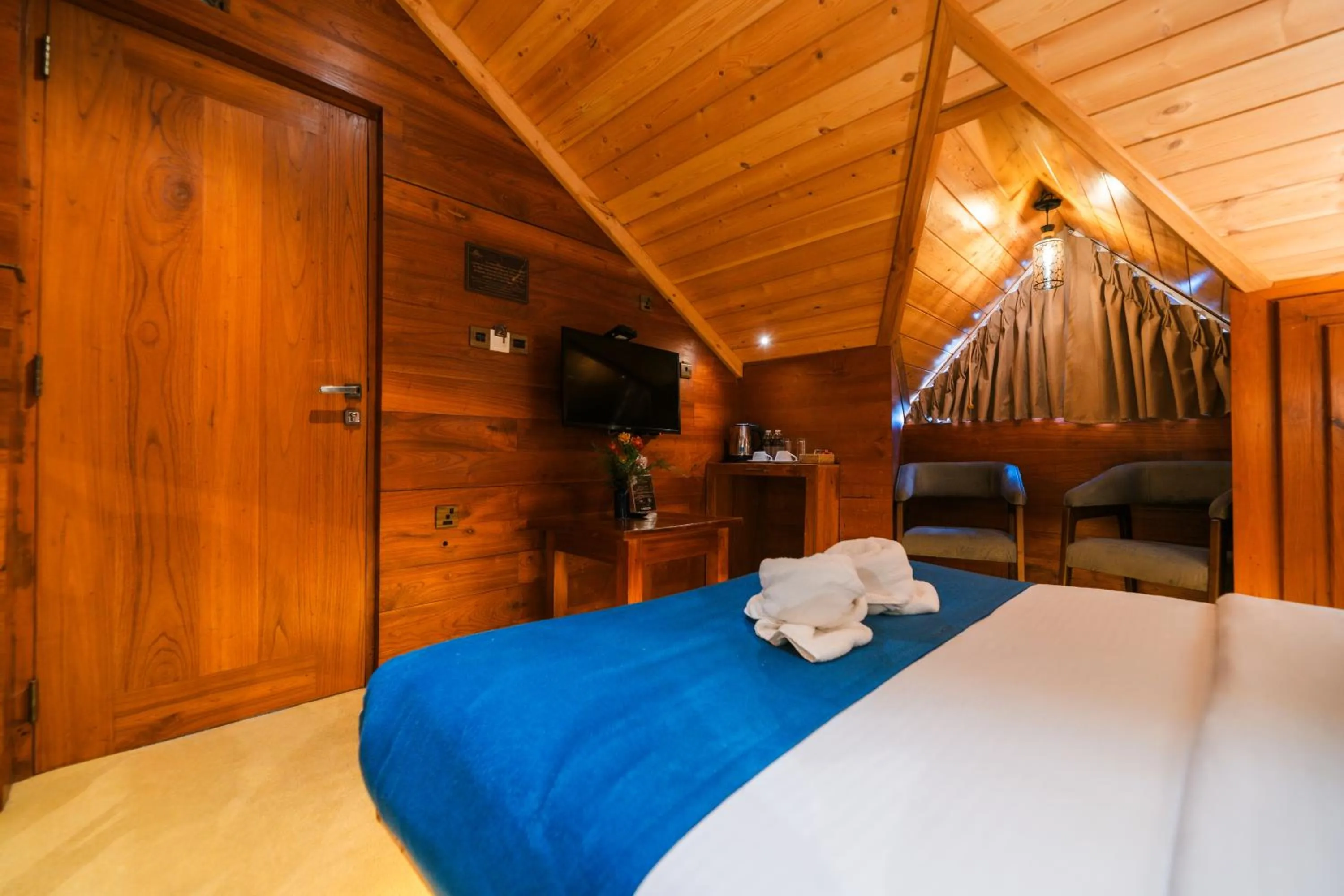 Communal lounge/ TV room, Bed in Baron Luxury Boutique