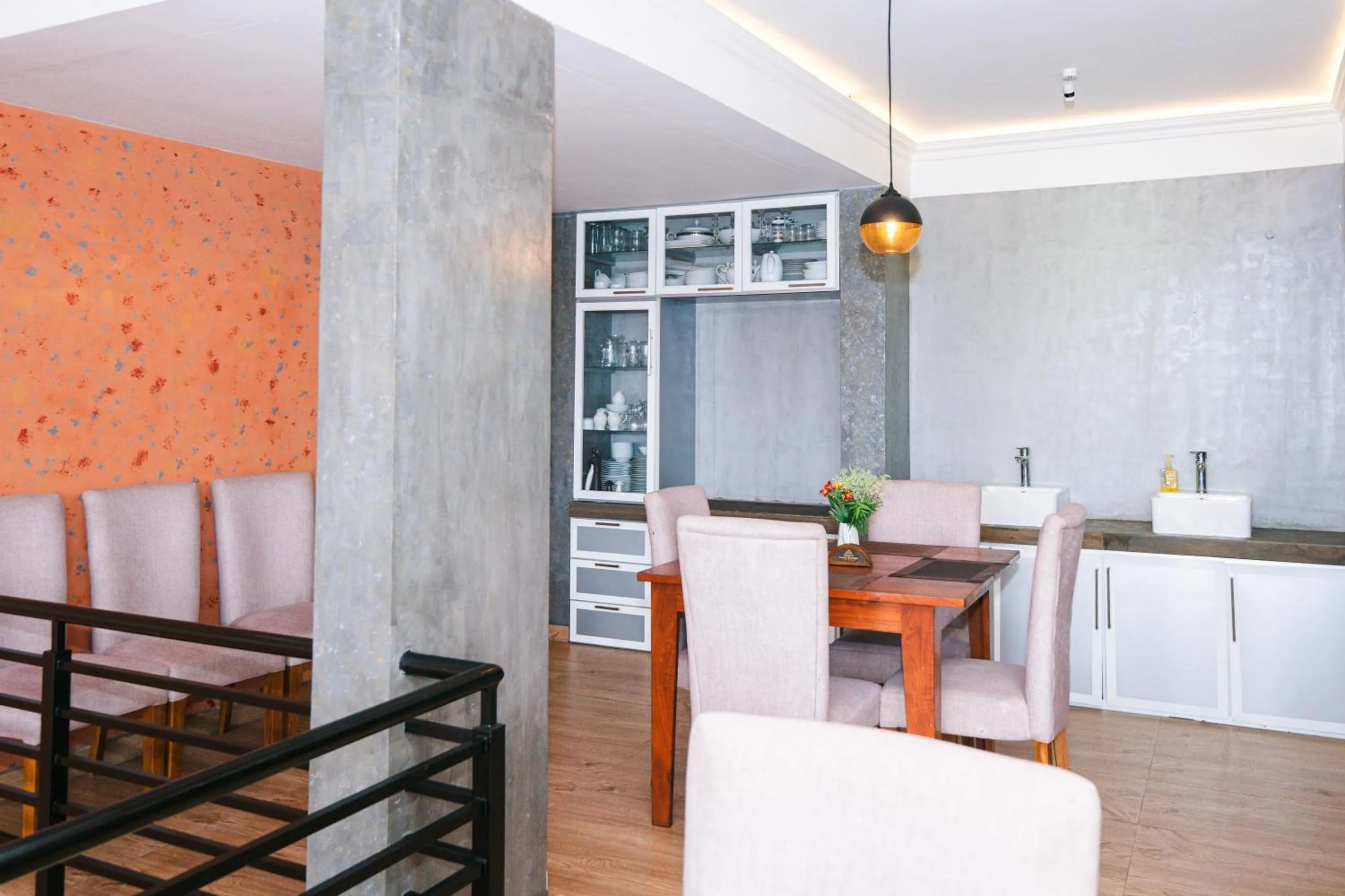 Restaurant/places to eat in Baron Luxury Boutique