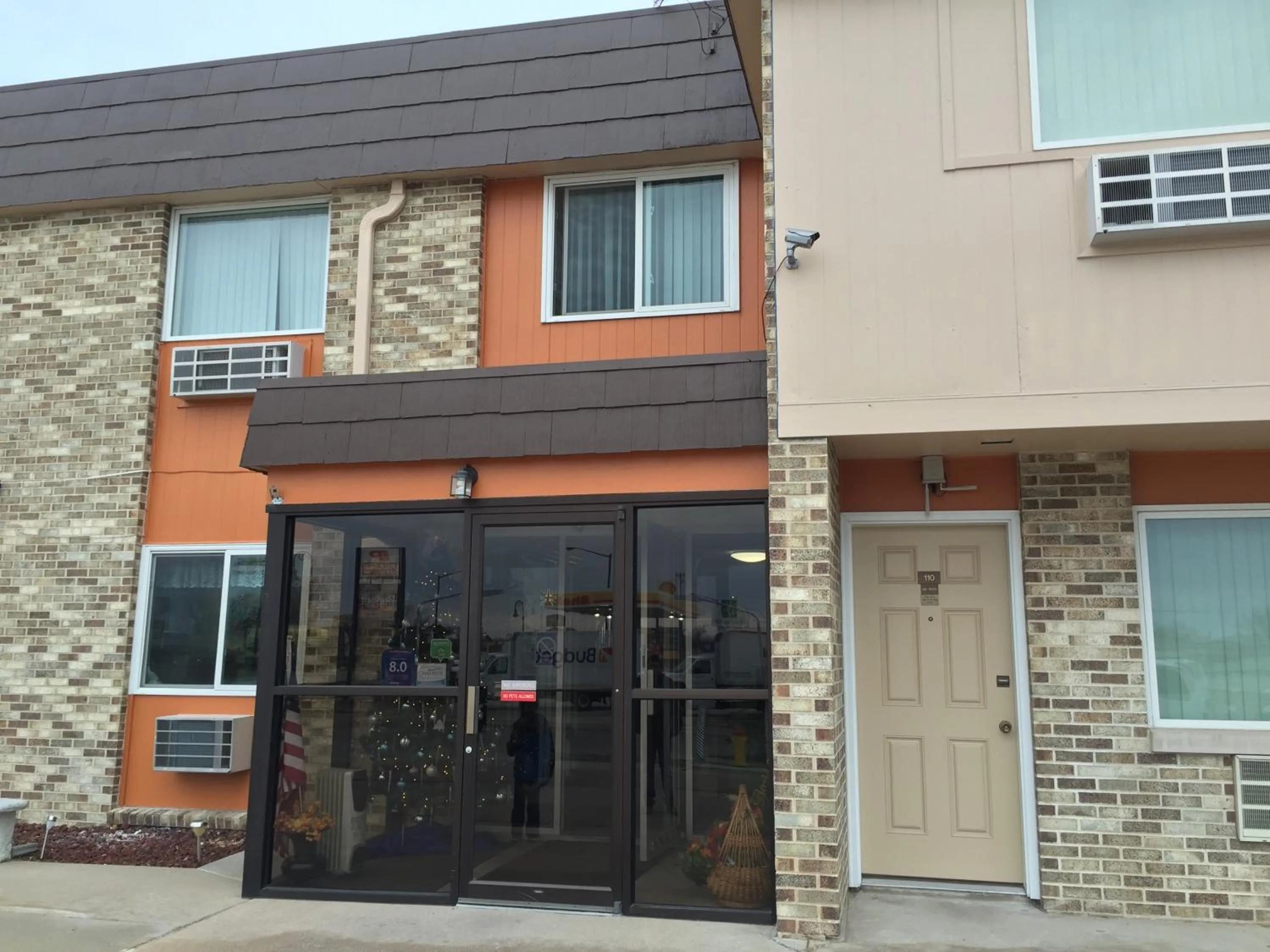 Facade/entrance in Island Inn