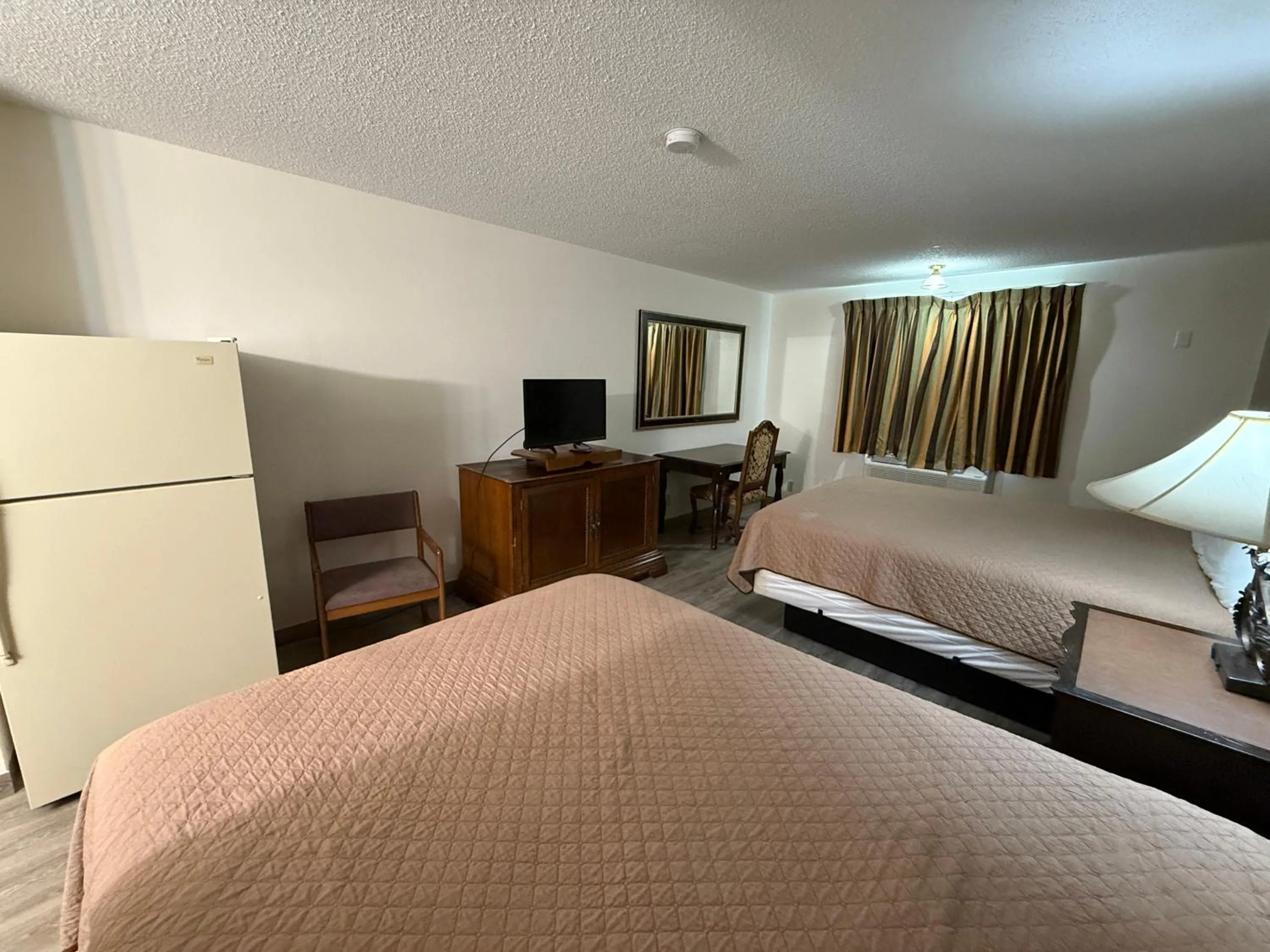 Bedroom, Bed in Island Inn