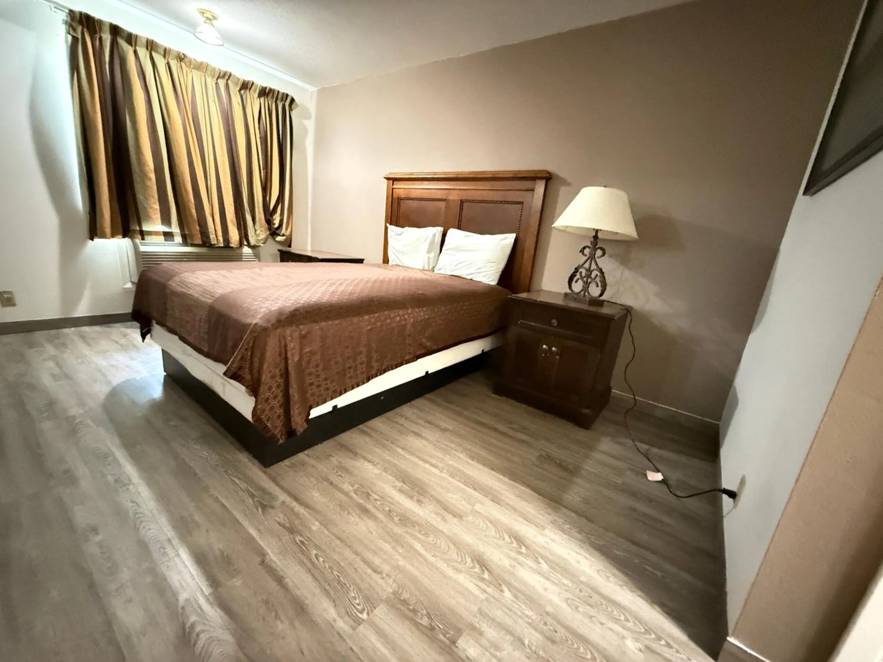 Bedroom, Bed in Island Inn