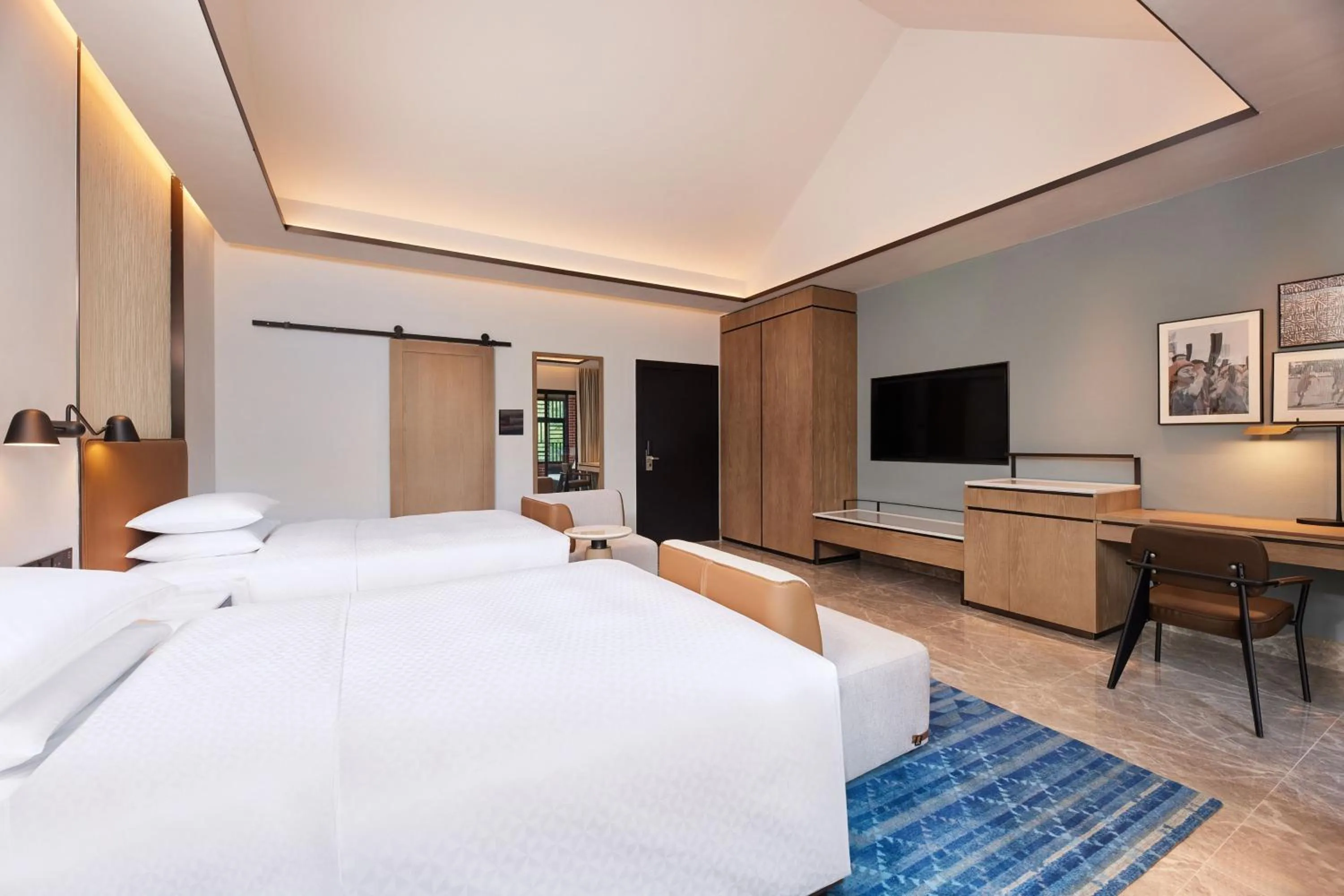 Photo of the whole room, Bed in Four Points by Sheraton Hainan, Qiongzhong