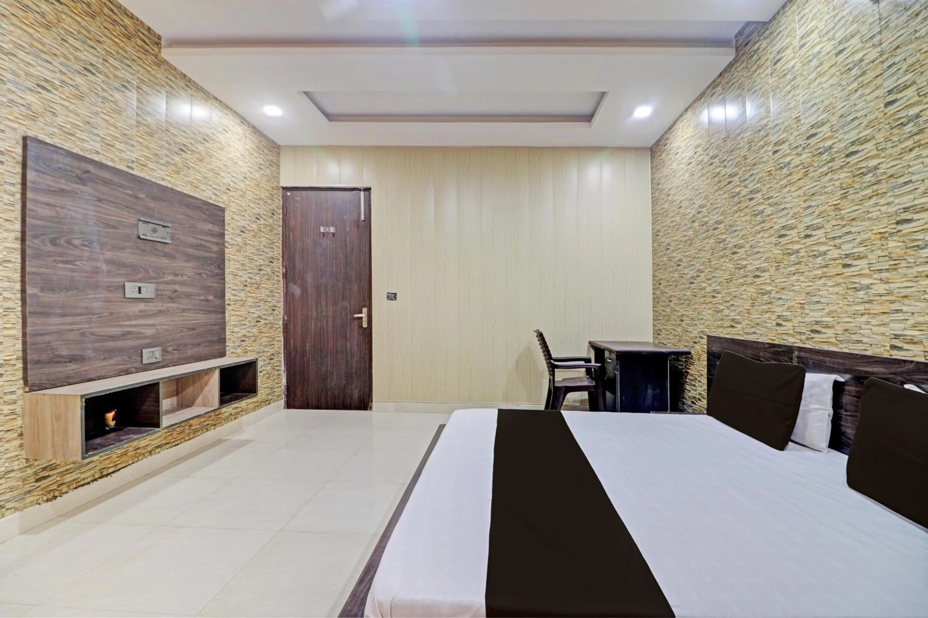 Bedroom, Bed in Grand Townhouse