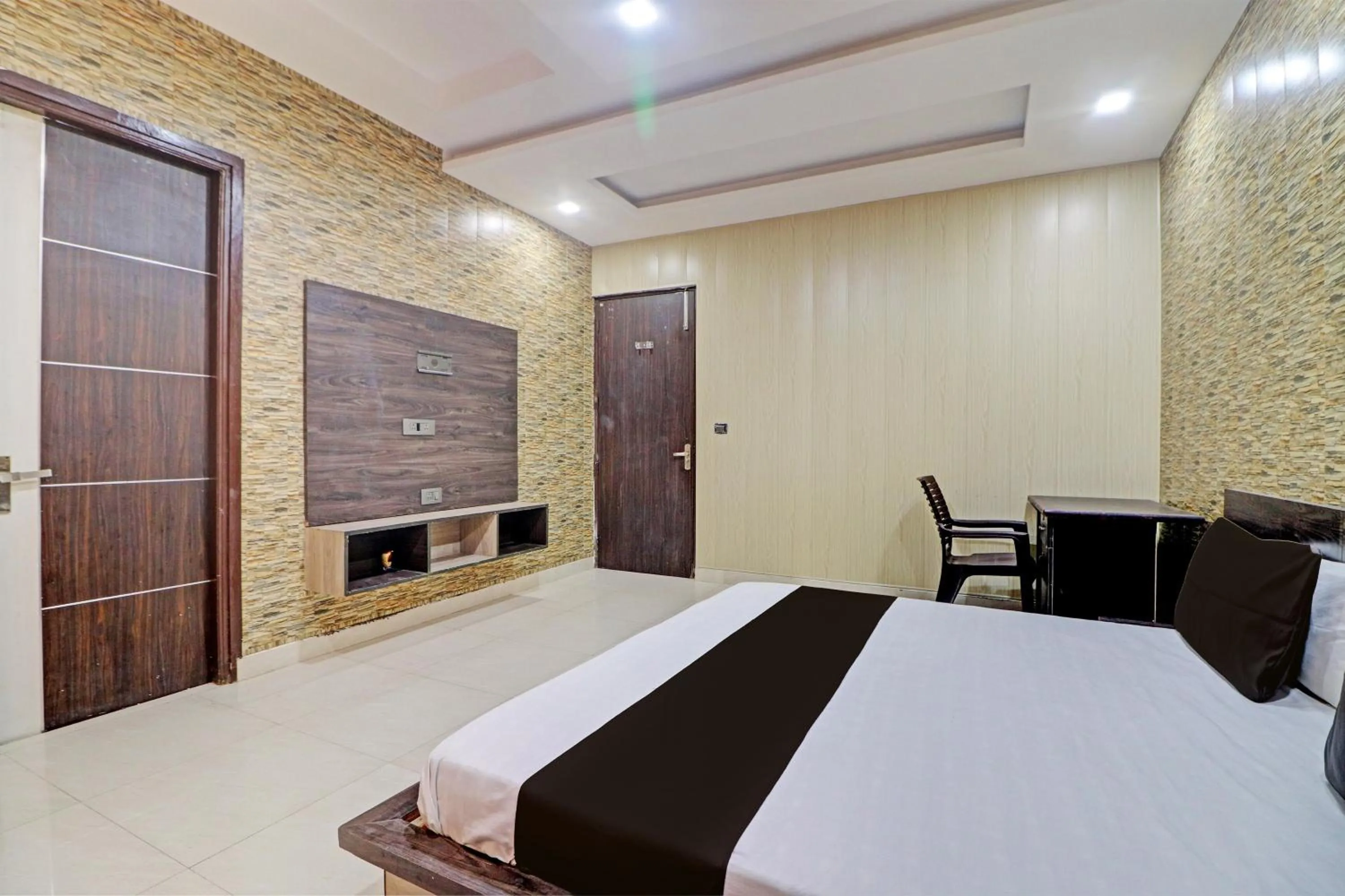 Bedroom, Bed in Grand Townhouse