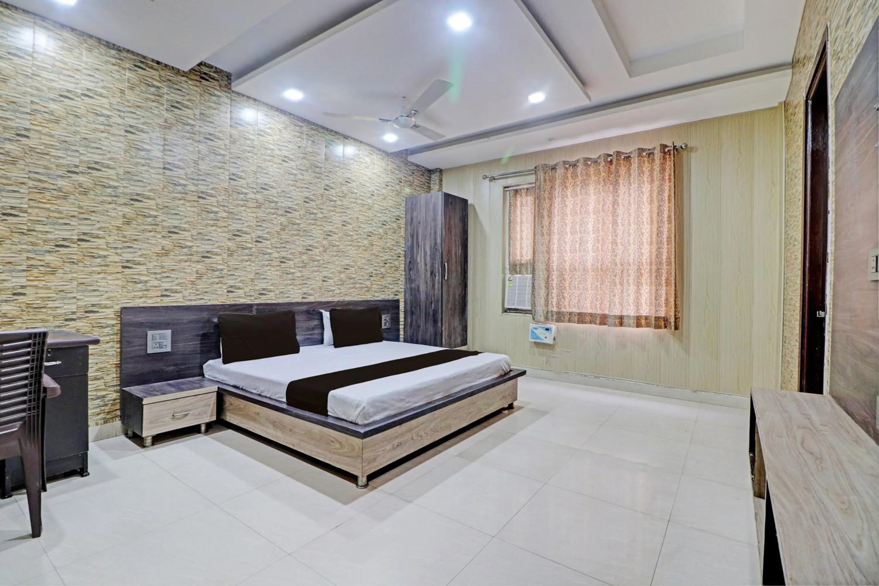 Bedroom, Bed in Grand Townhouse