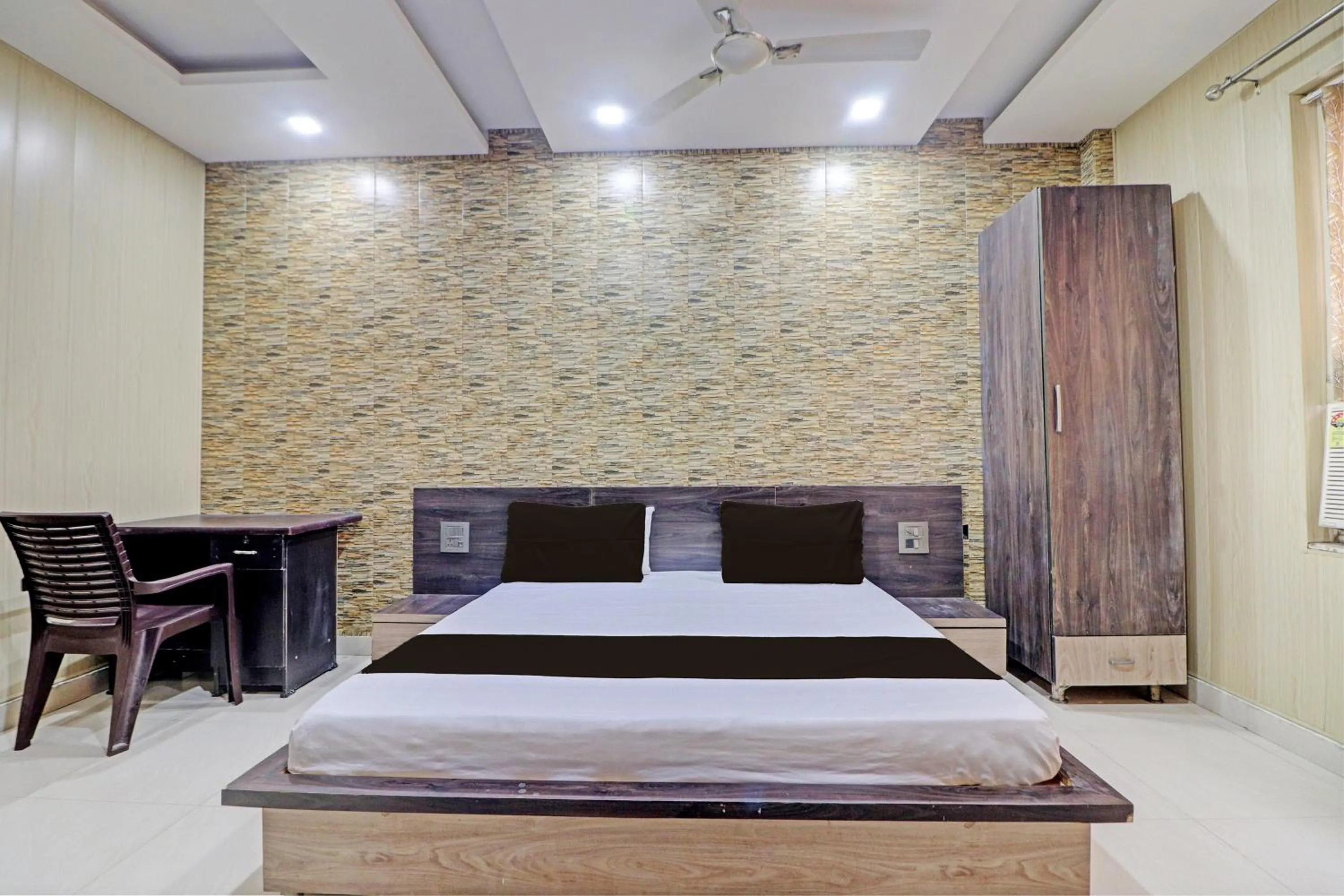 Bedroom, Bed in Grand Townhouse
