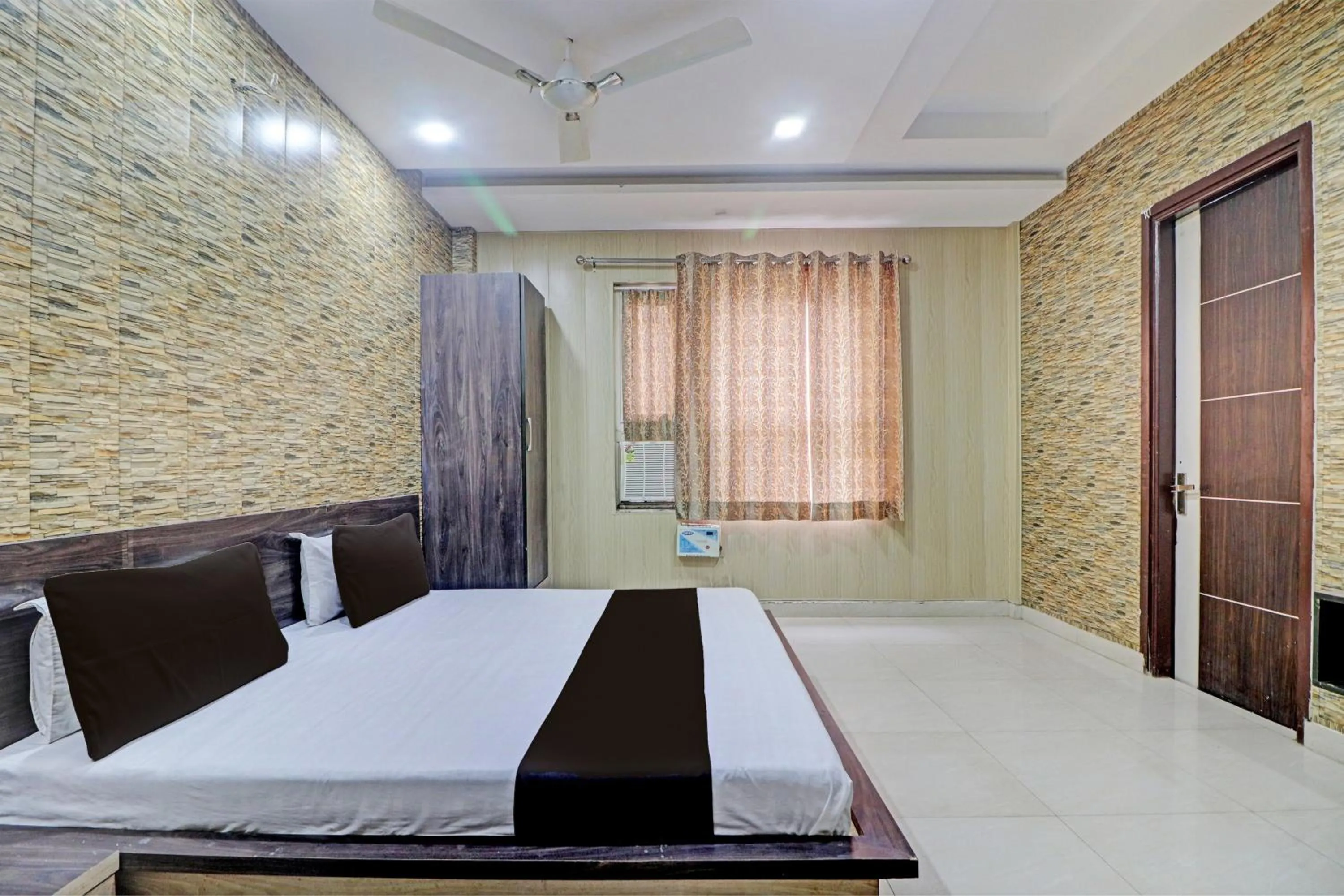 Bedroom, Bed in Grand Townhouse