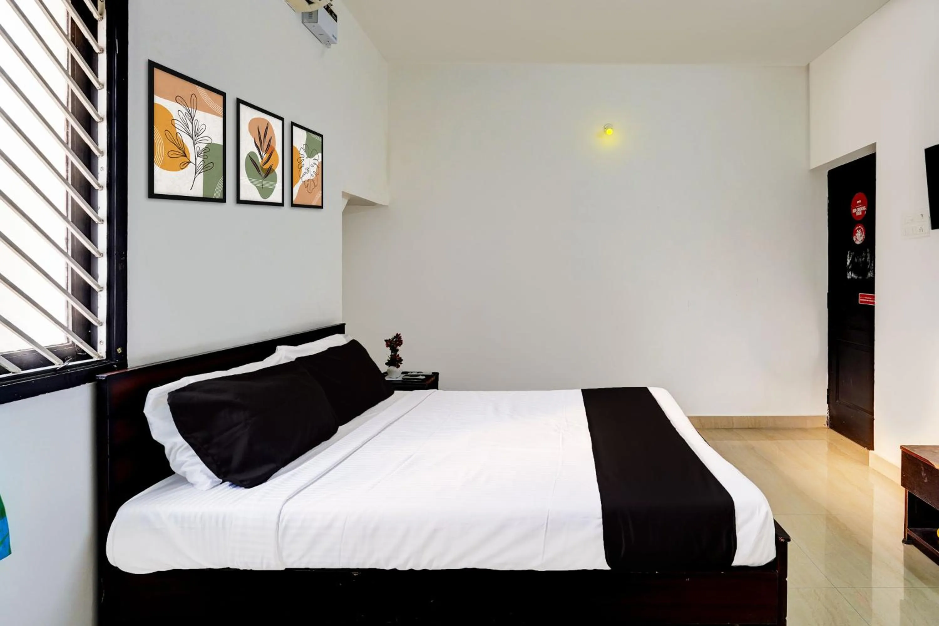 Bedroom, Bed in Super Hotel O Thalambur Chennai