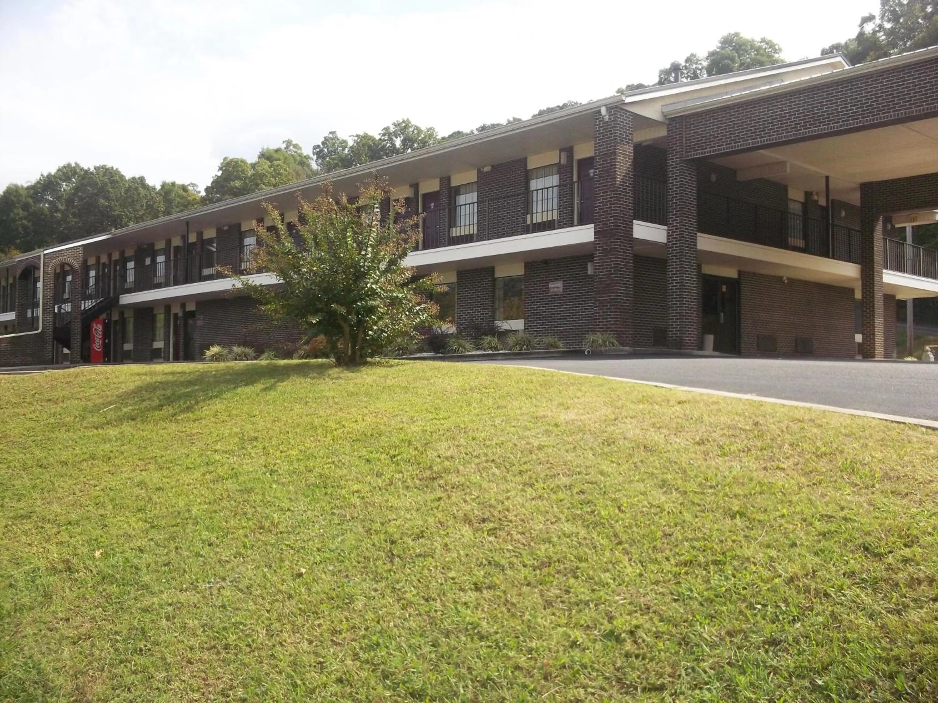 Facade/entrance in Lakeside Inn