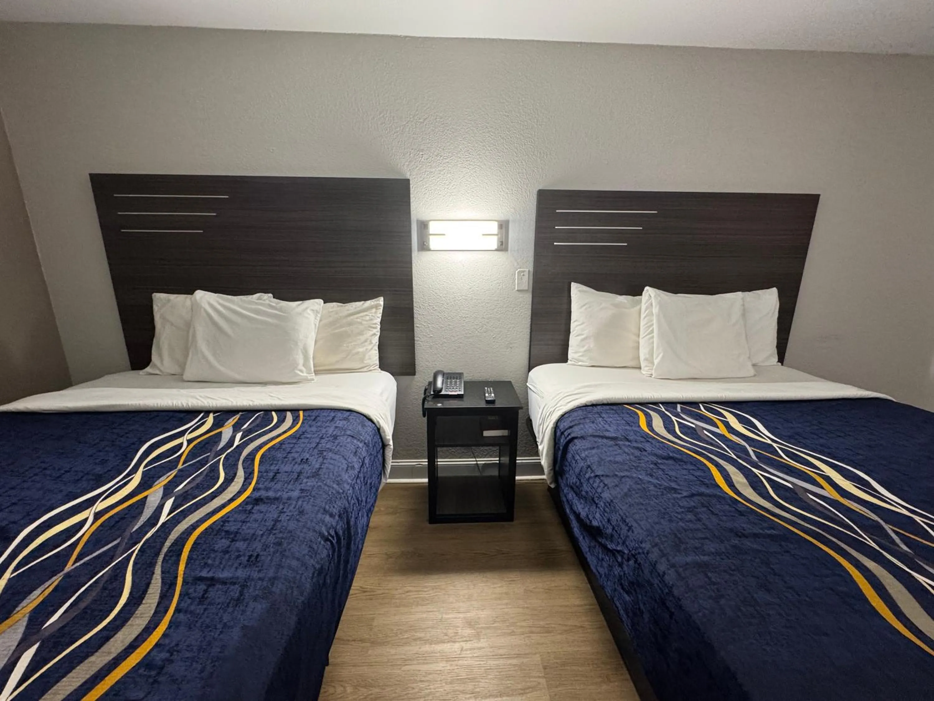 Bedroom, Bed in Lakeside Inn