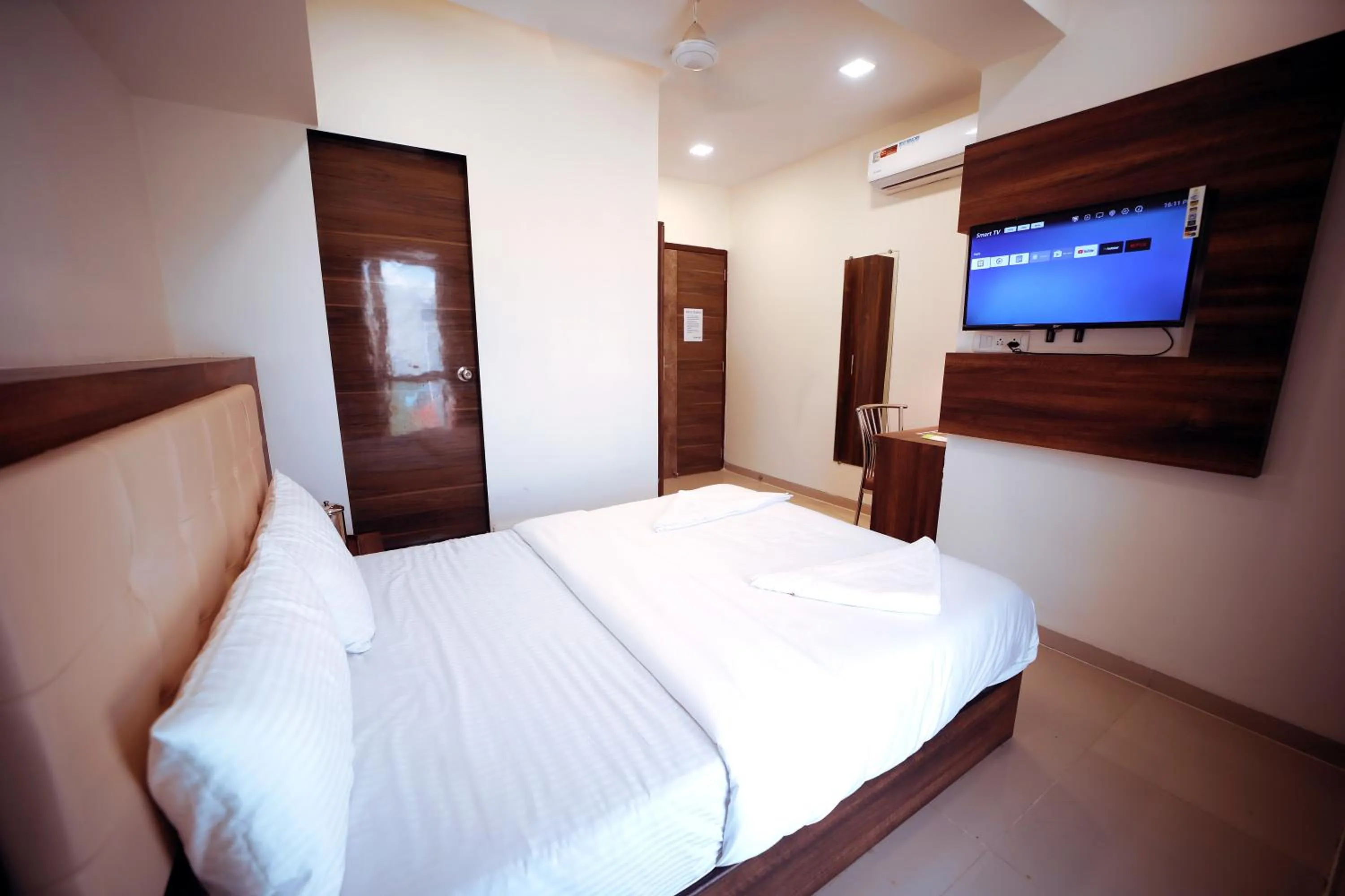 TV and multimedia in Hotel Precious Pearl