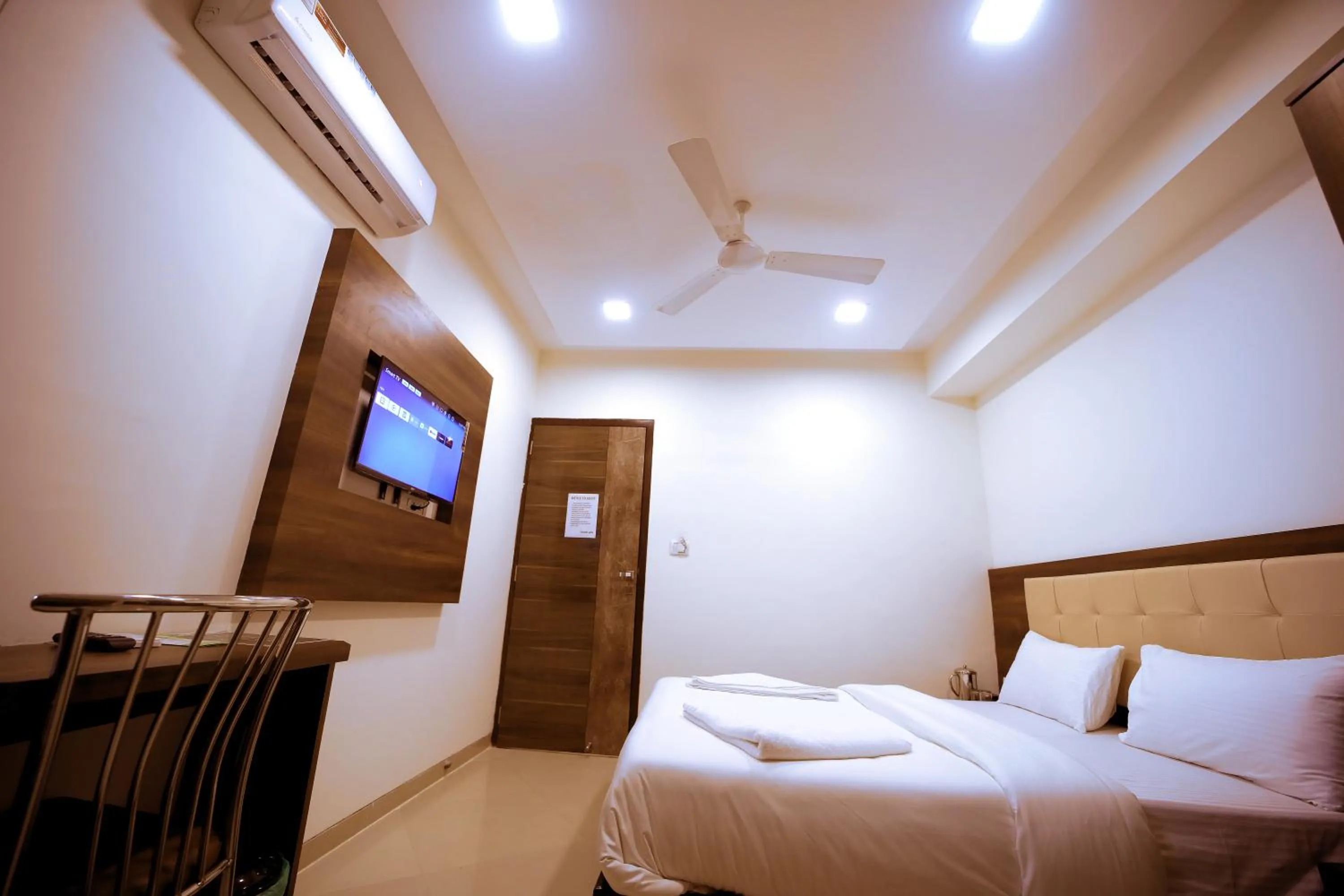 TV and multimedia in Hotel Precious Pearl