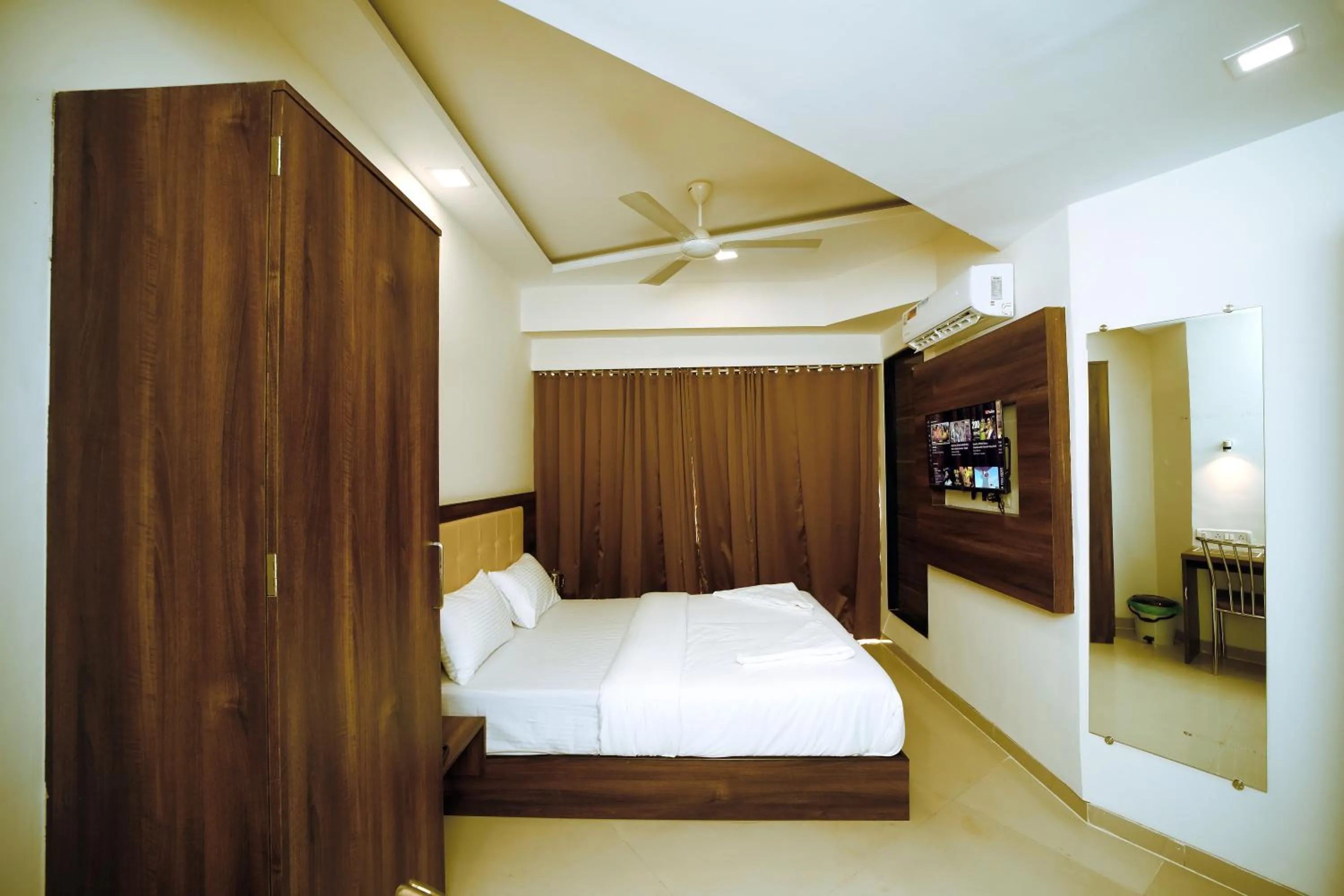 TV and multimedia in Hotel Precious Pearl