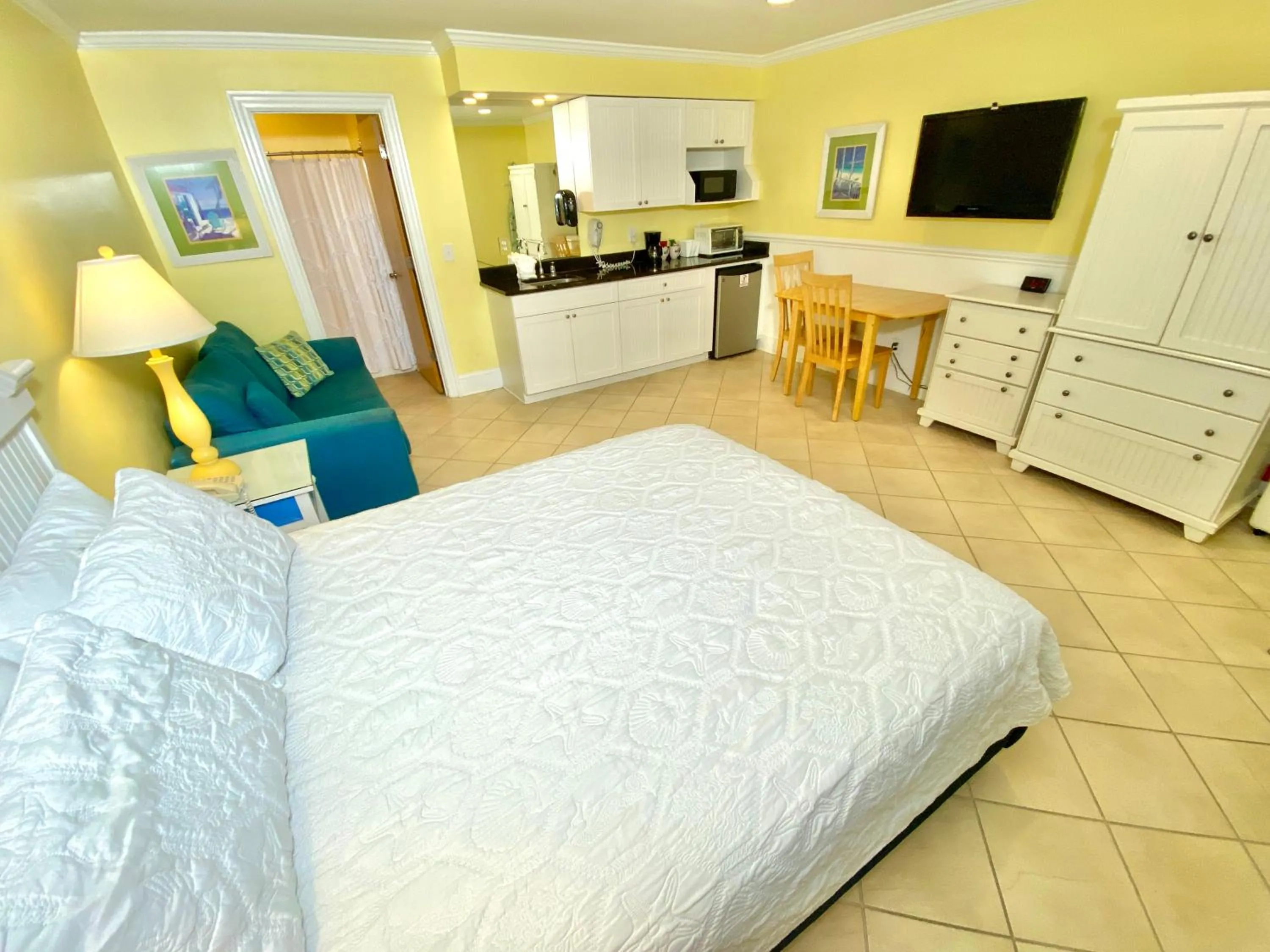 Queen Suite in Island Inn of Atlantic Beach