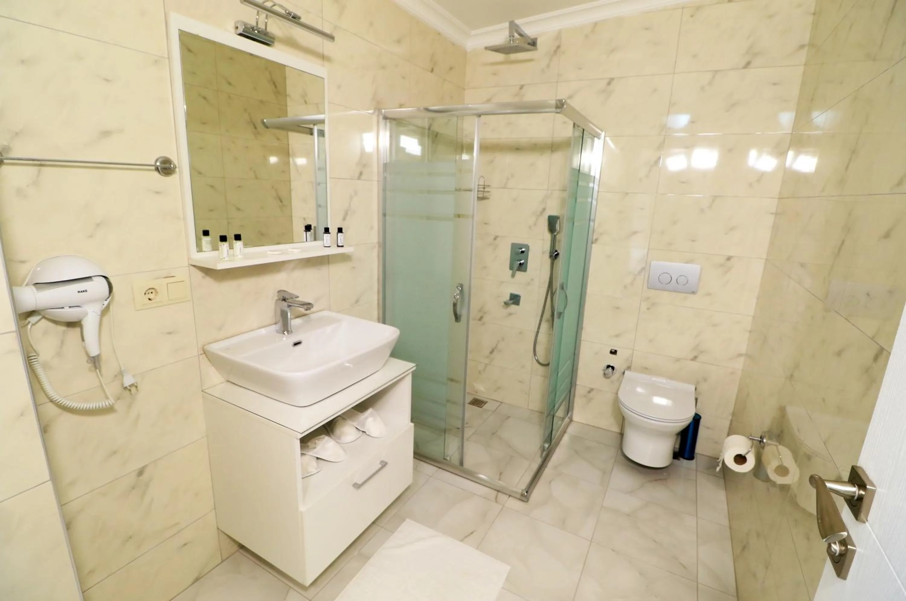 Shower in ALMIRCAN HOTEL