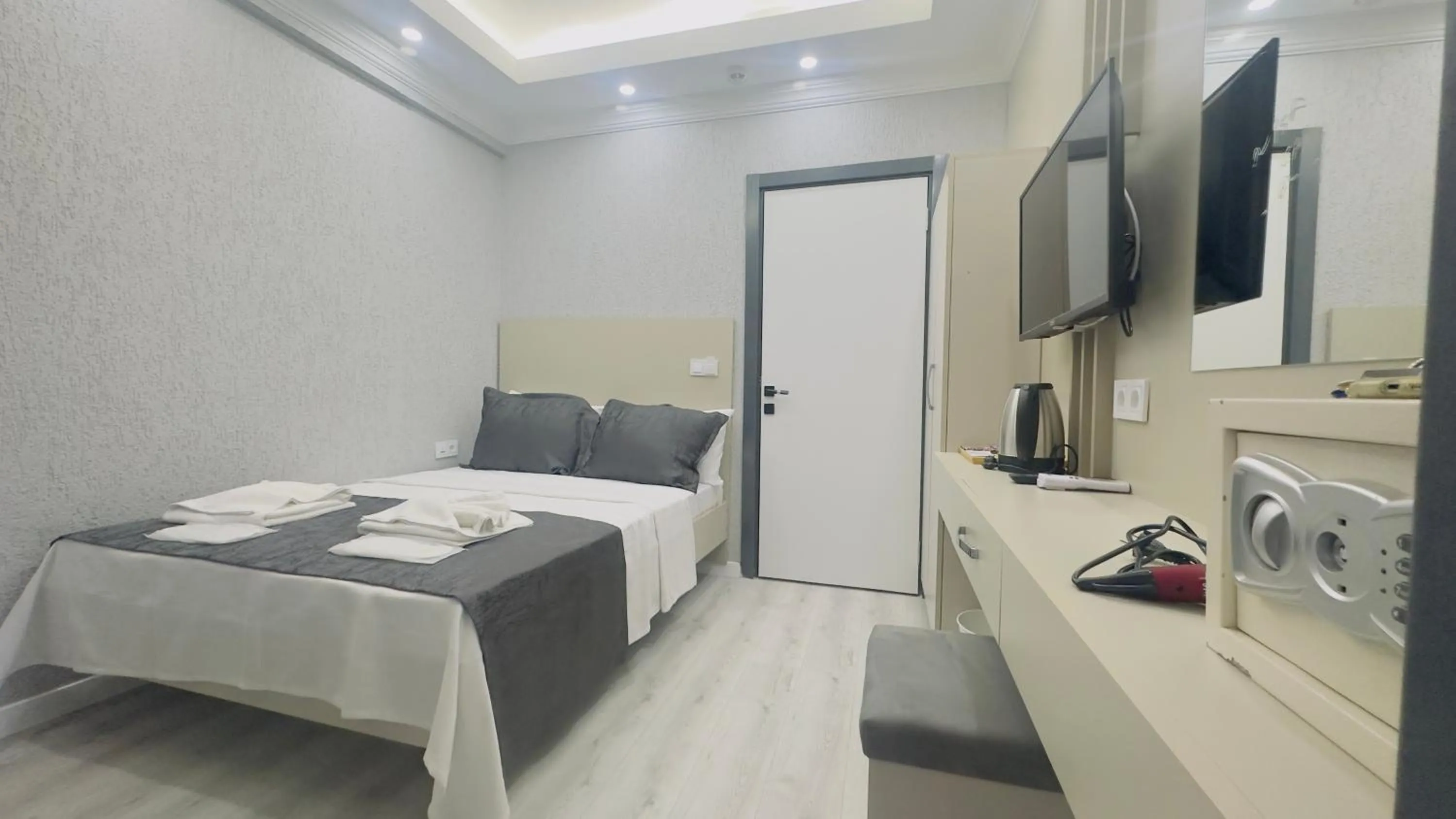 Communal lounge/ TV room, Bed in La Mer Old City Hotel