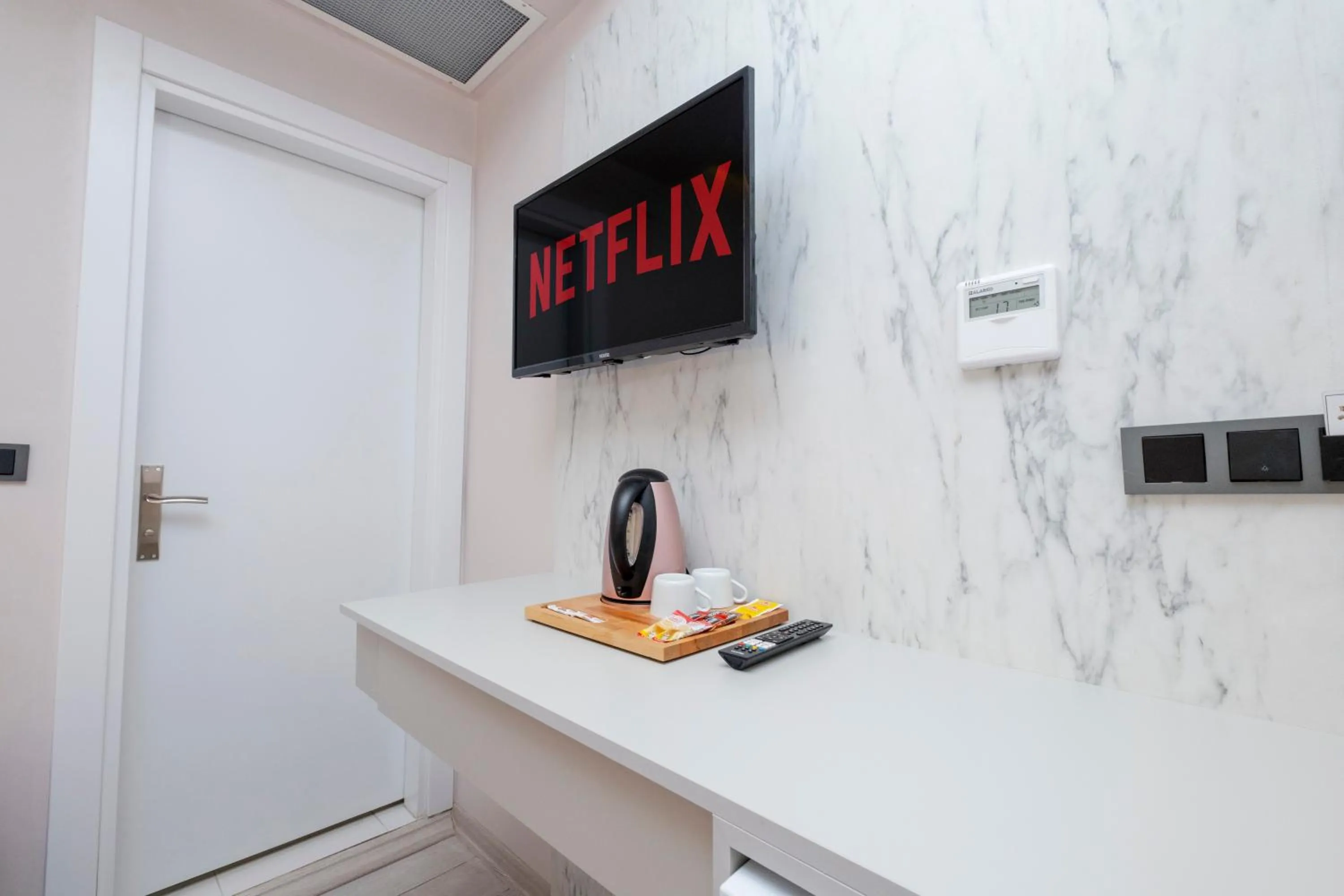 TV and multimedia in Lavender Airport Hotel