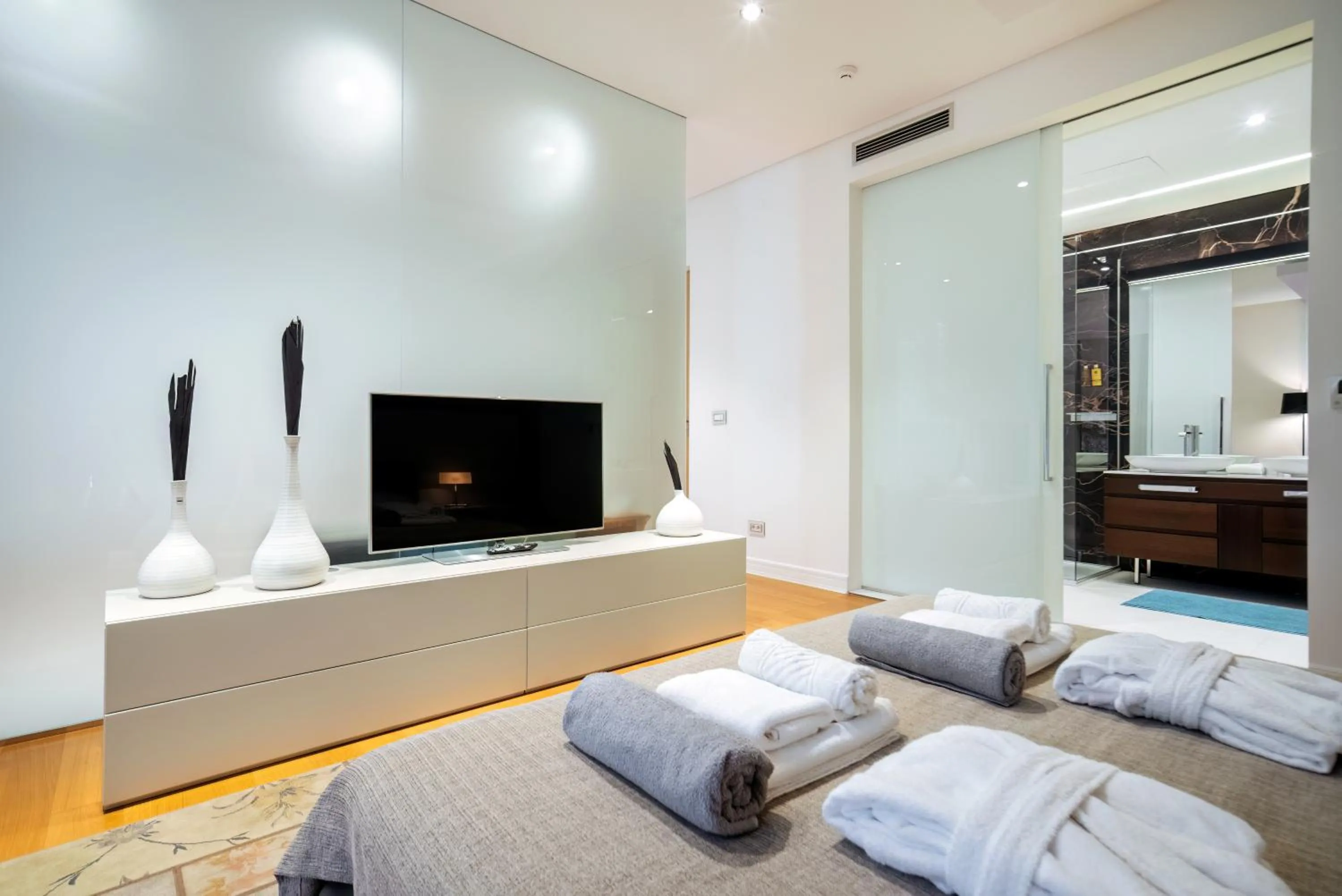 Bed in Luxury Waterfront Villa at Dukly Gardens
