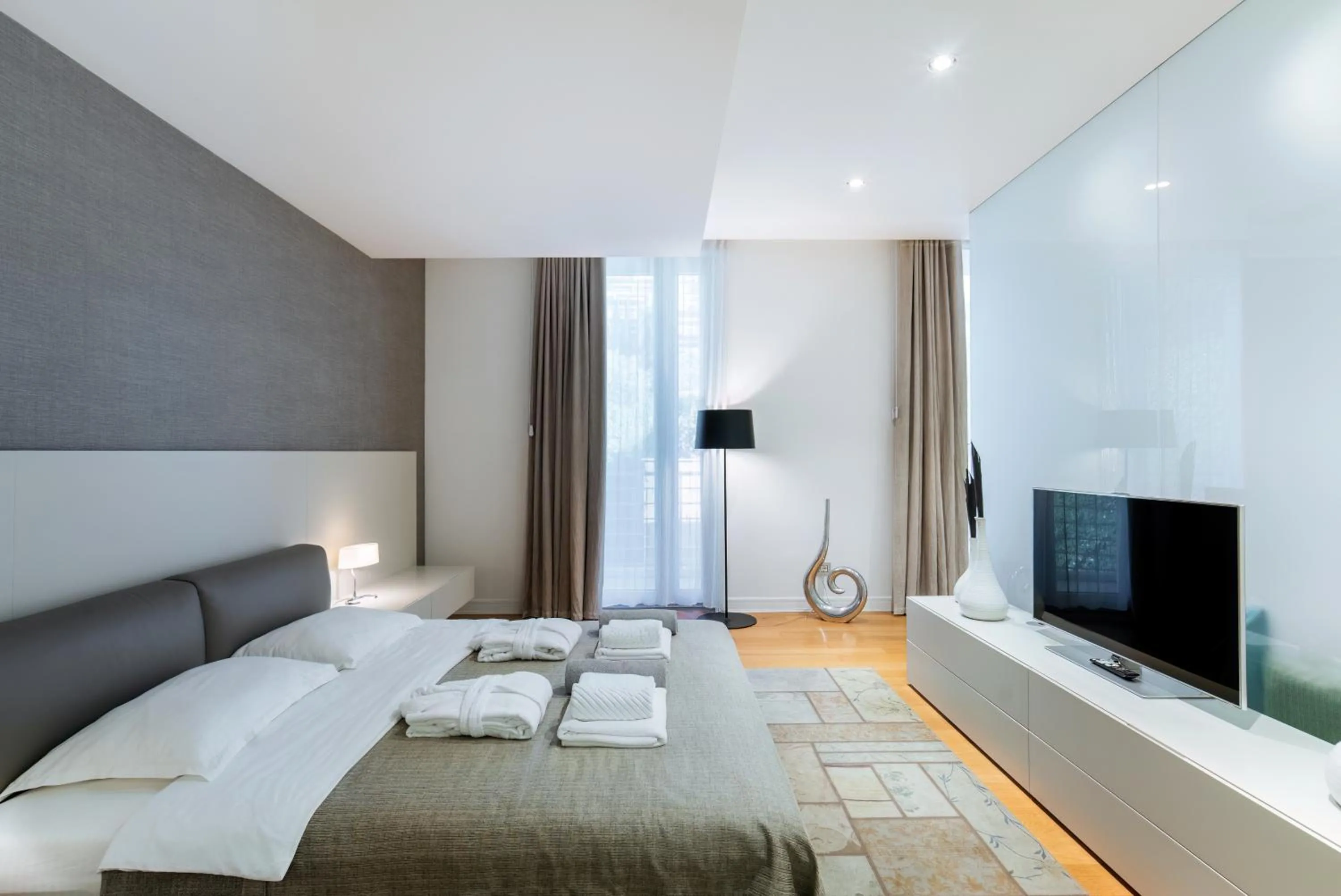 Bed in Luxury Waterfront Villa at Dukly Gardens