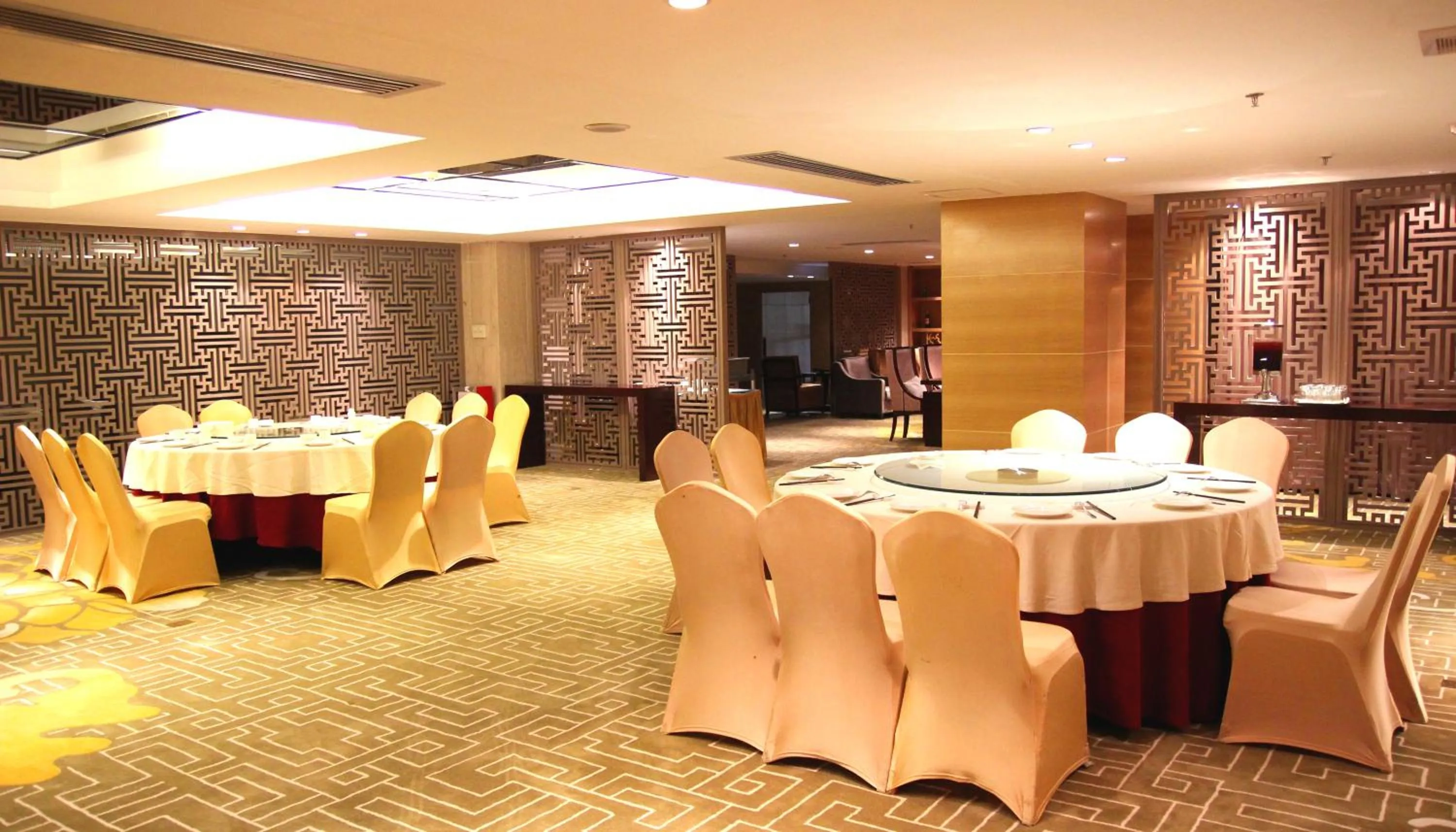 Restaurant/places to eat, Banquet Facilities in Aoyuan Golf Hotel