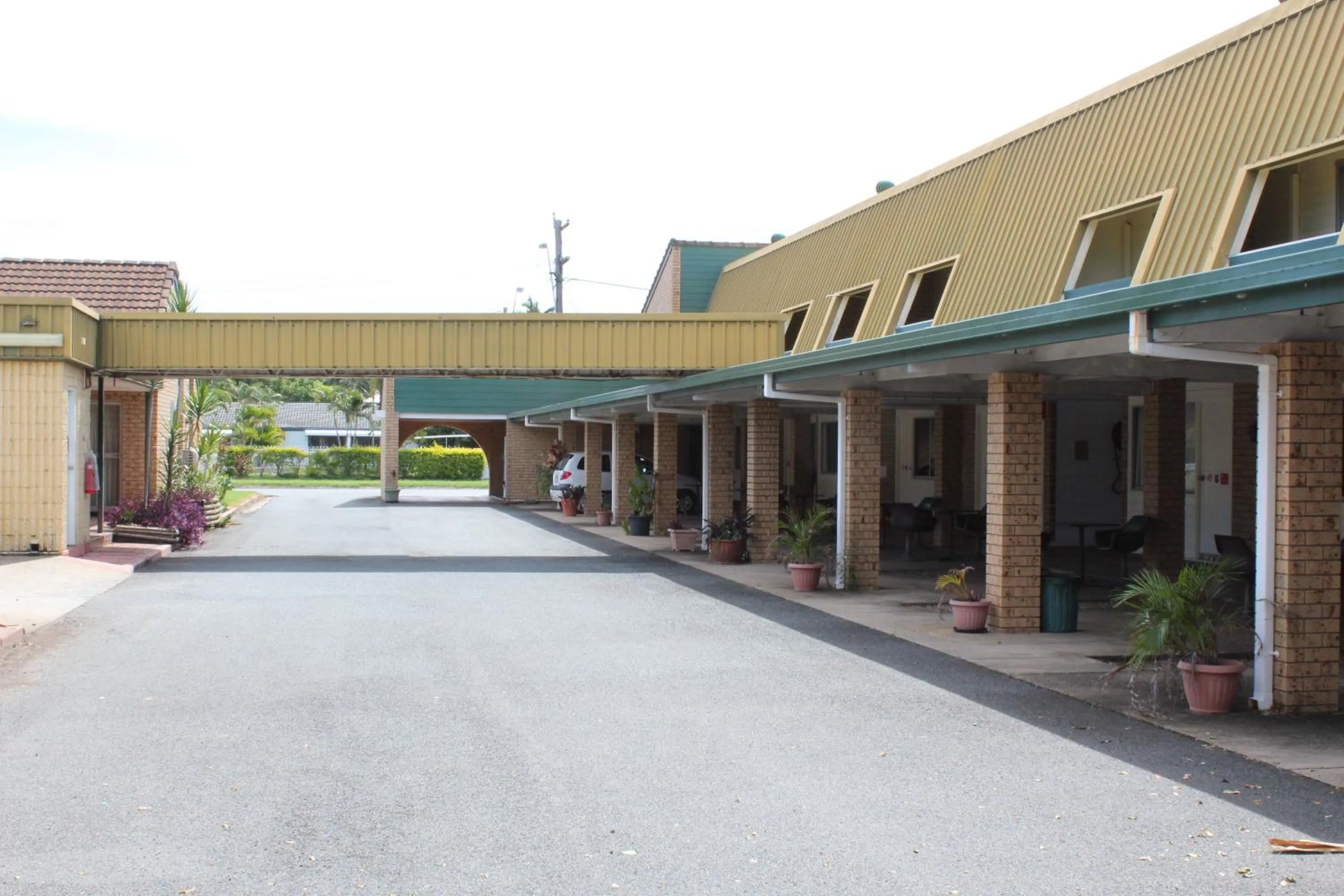 Property building in Sun Plaza Motel - Mackay