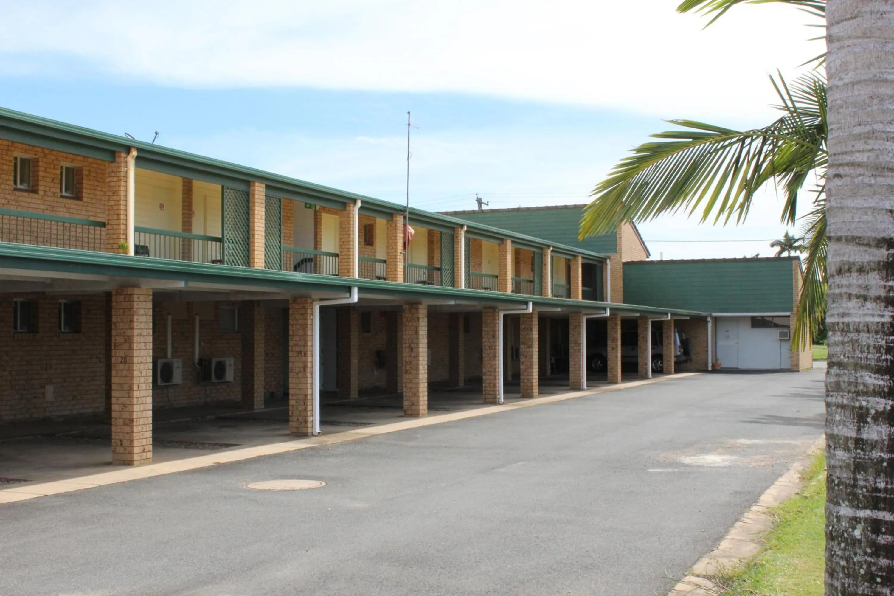 Property building in Sun Plaza Motel - Mackay