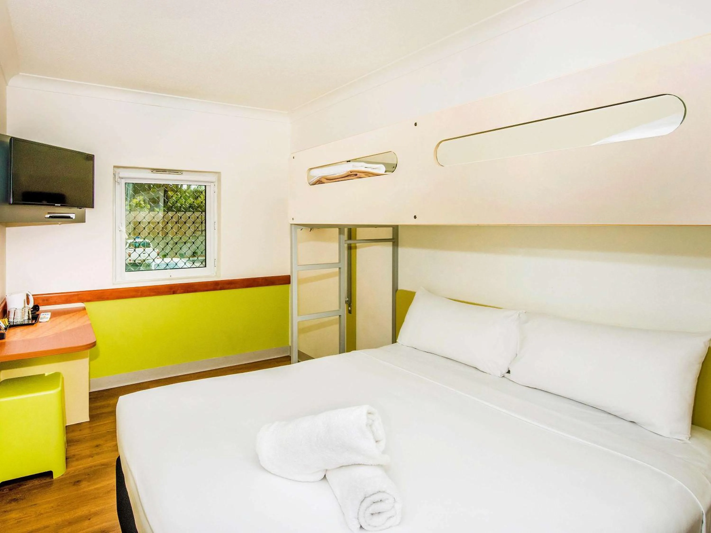 Photo of the whole room, Bed in Imperial Motel Windsor