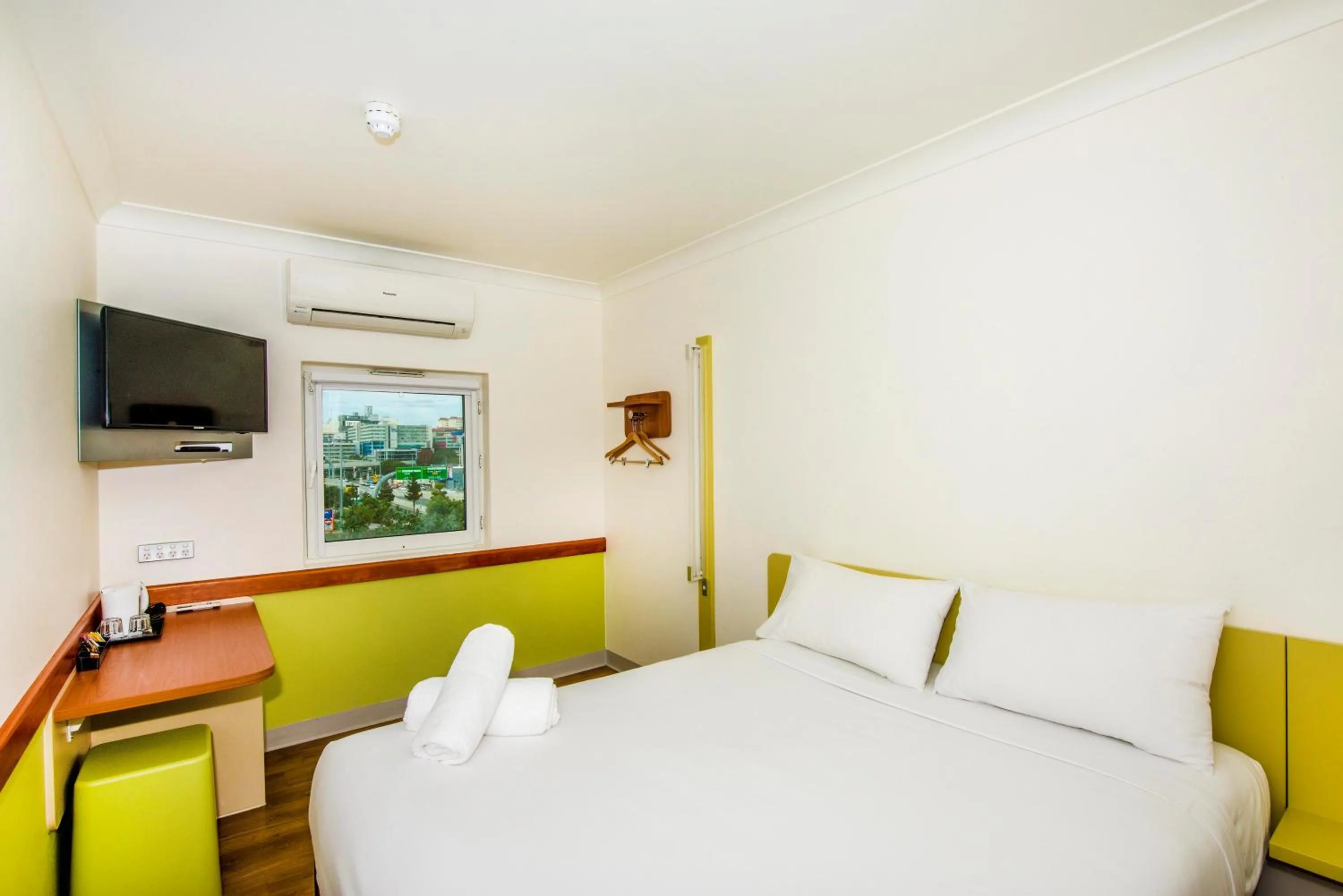 Bed in Imperial Motel Windsor