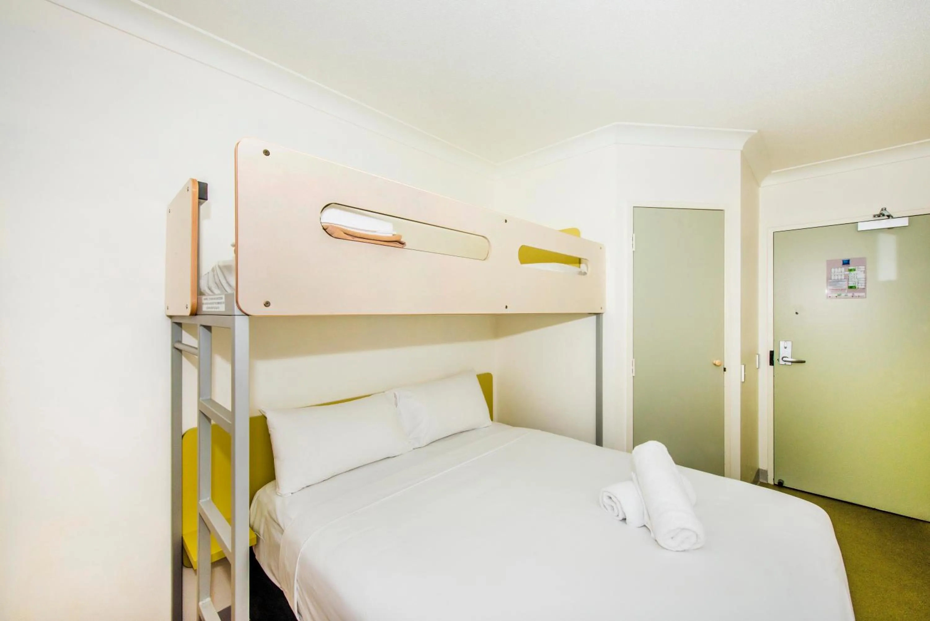 Photo of the whole room, Bed in Imperial Motel Windsor