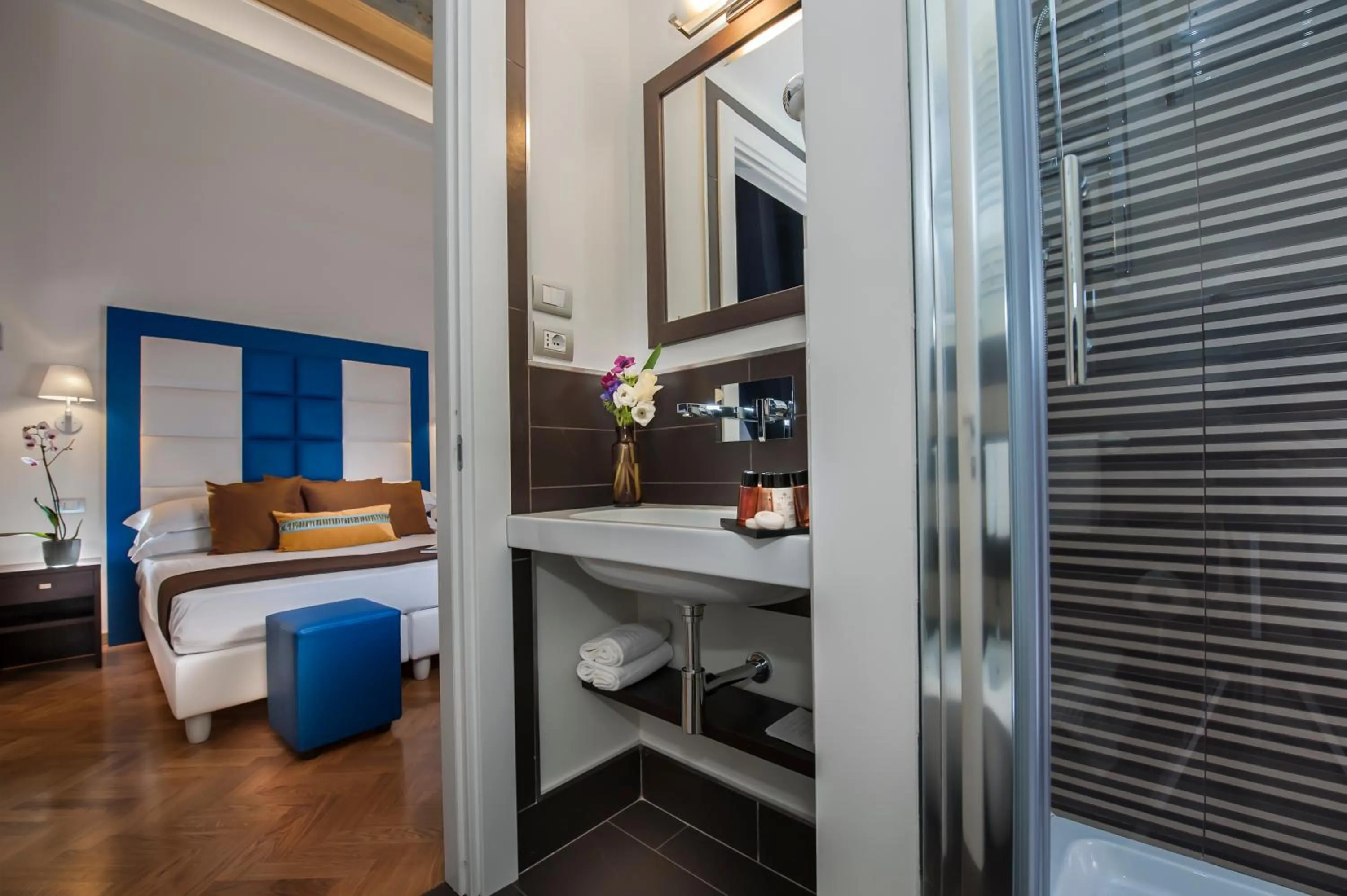 Bathroom, Bed in DVE Suite Rome