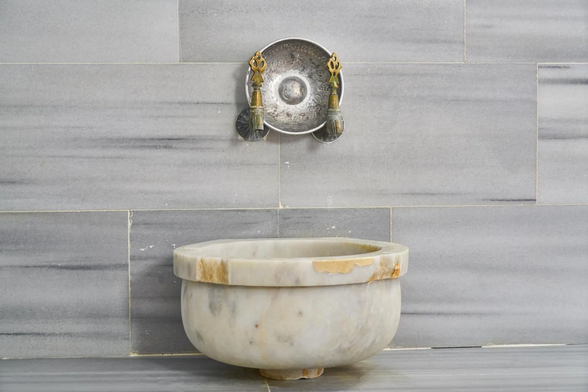 Steam room in Shishly Palace Hotel