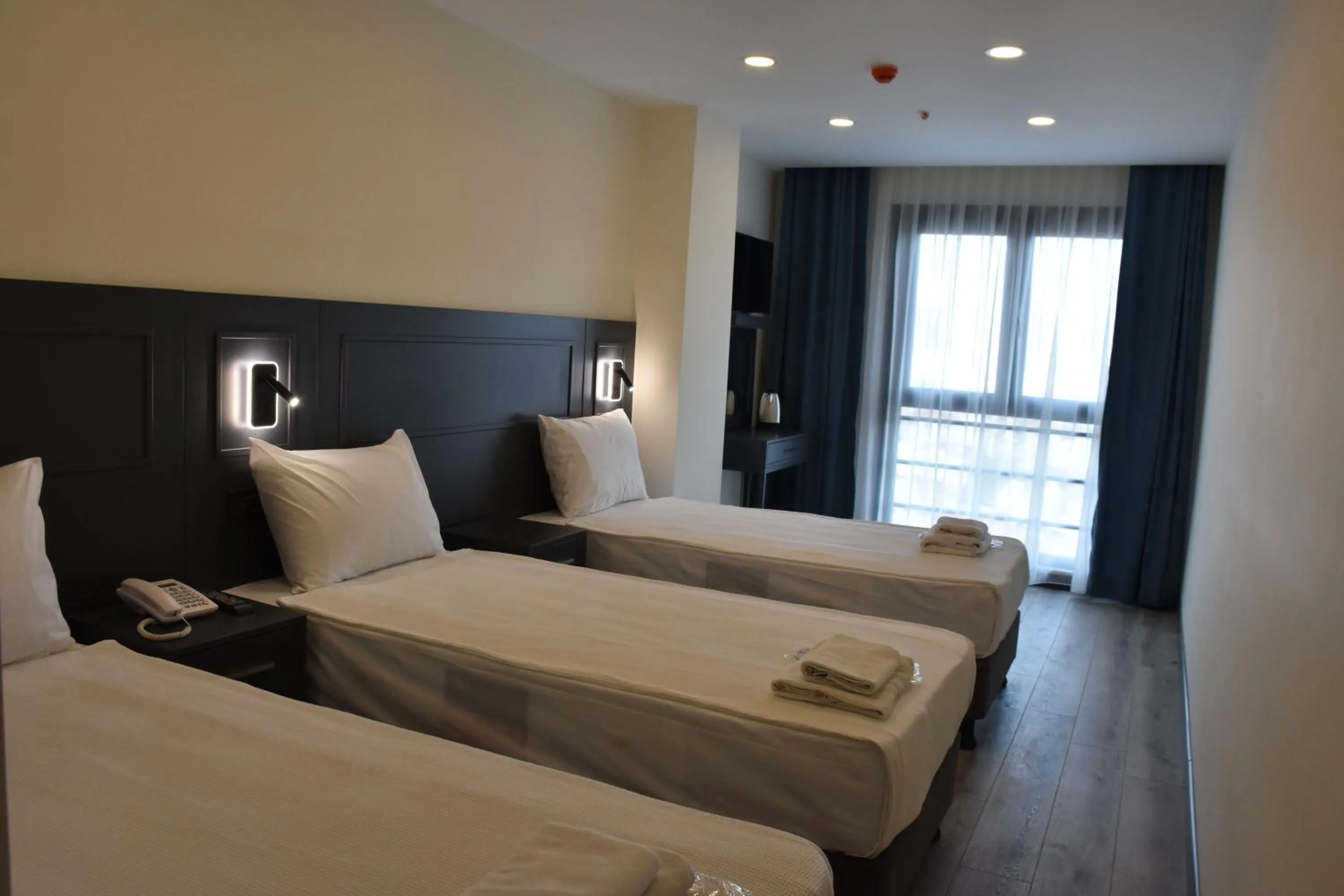 Photo of the whole room, Bed in Shishly Palace Hotel