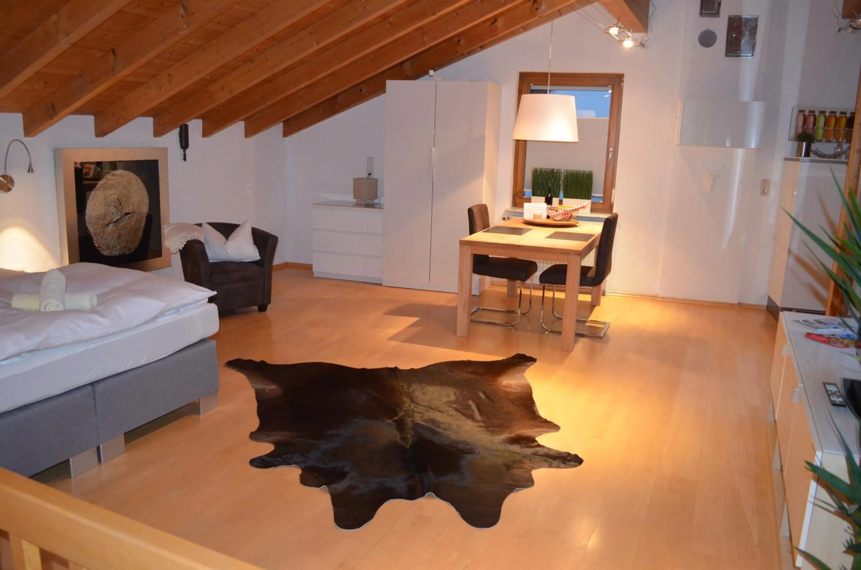 Dining area, Bed in Prinz City Apartments