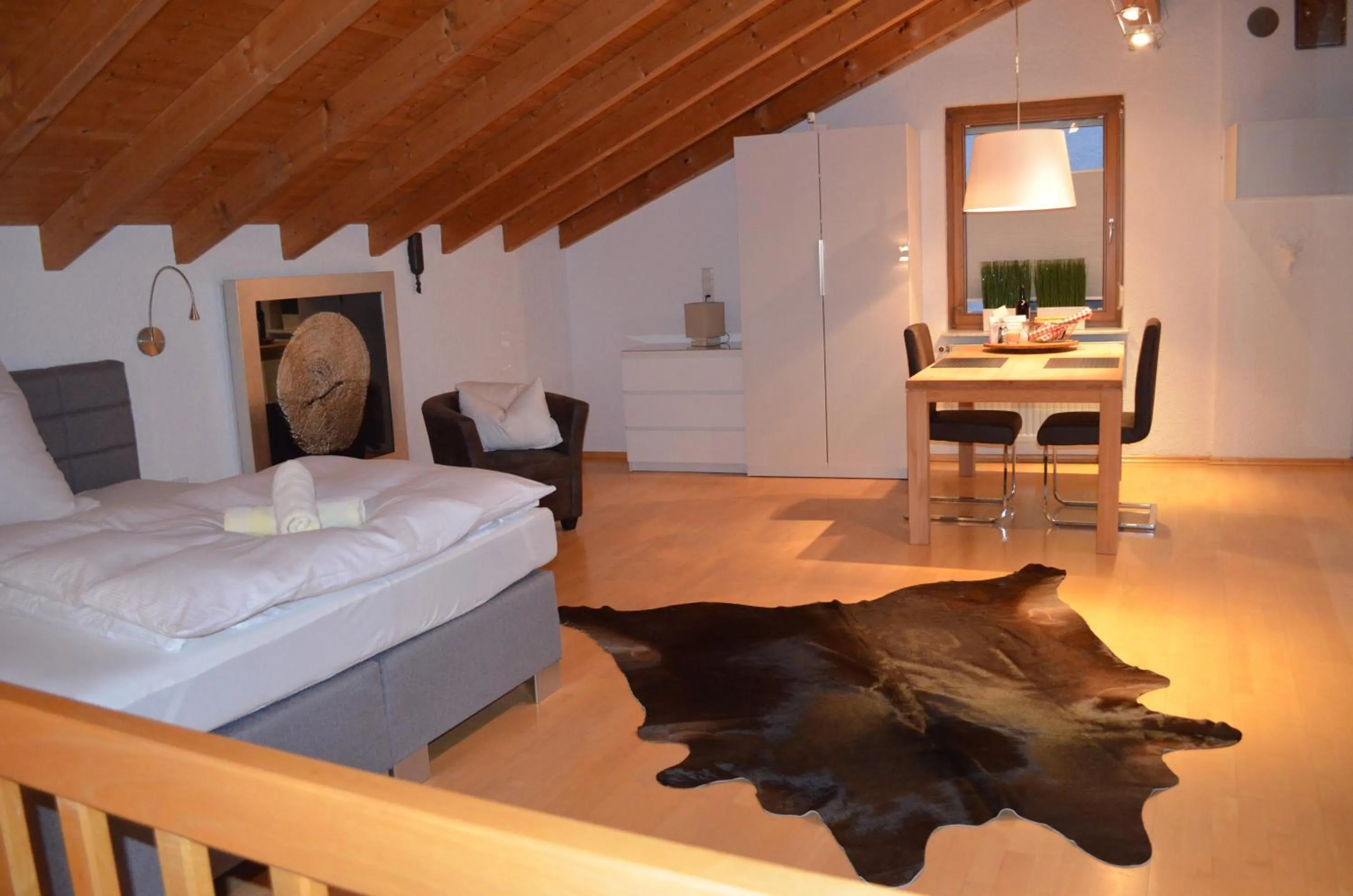 Dining area, Bed in Prinz City Apartments