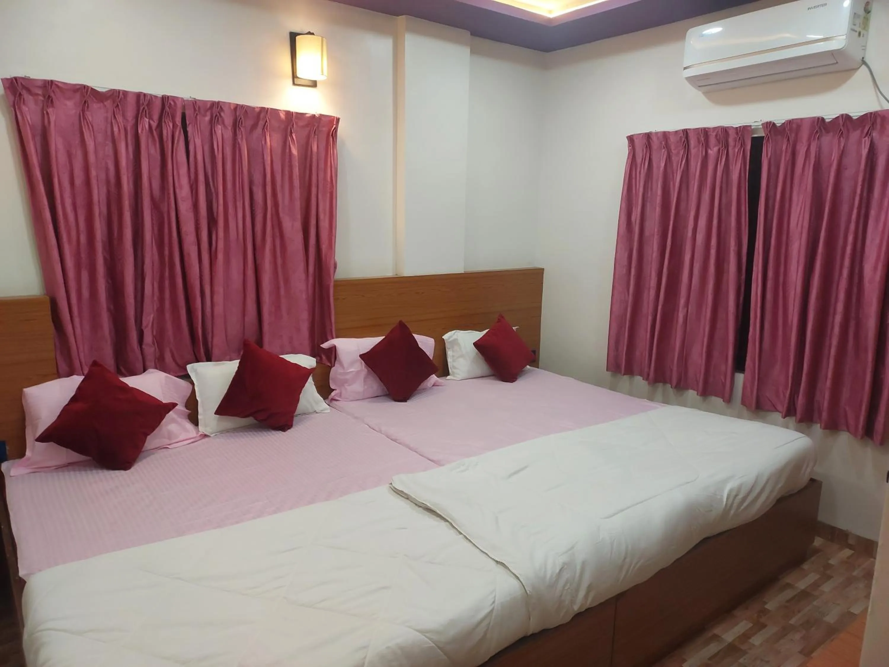 Bed in Hotel Sai Dakshina Inn & The Fern Restaurant