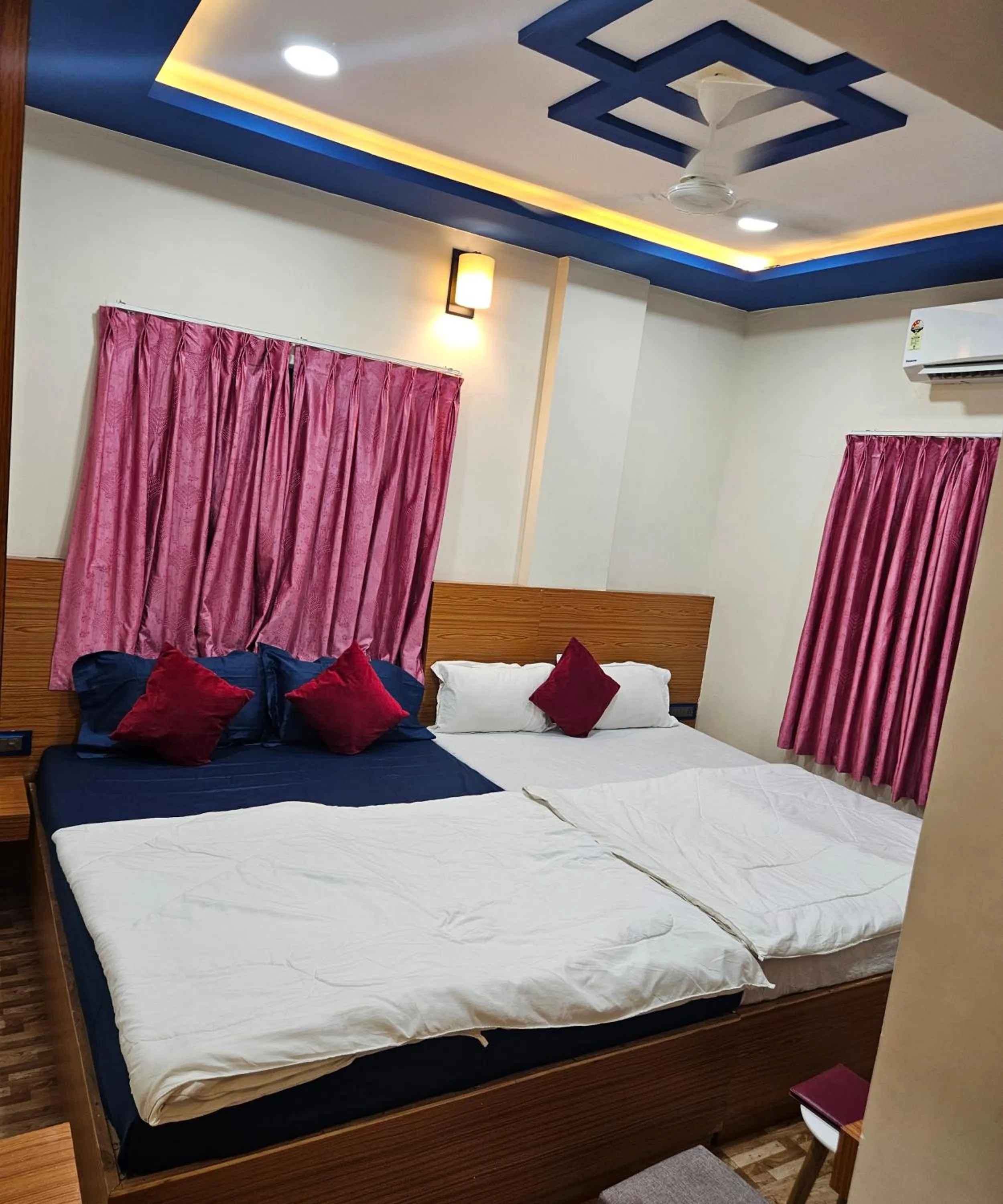 Bed in Hotel Sai Dakshina Inn & The Fern Restaurant