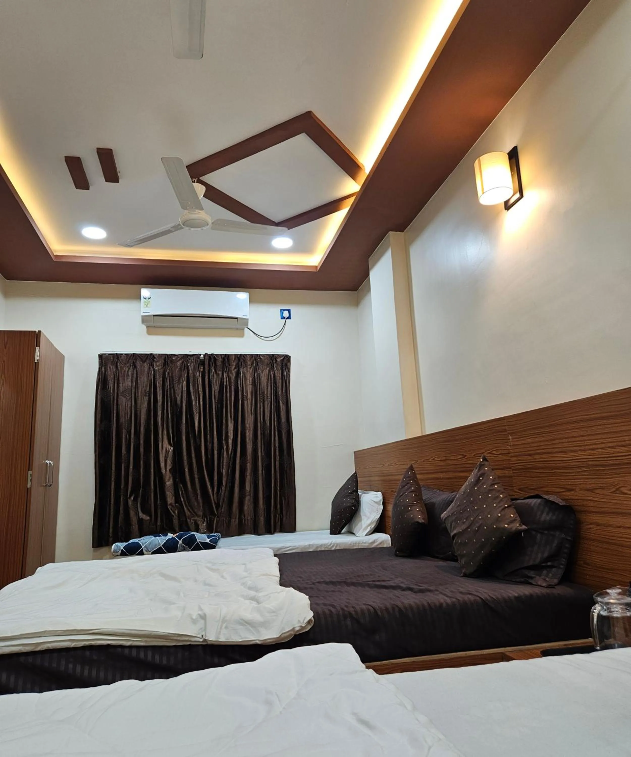 Bed in Hotel Sai Dakshina Inn & The Fern Restaurant