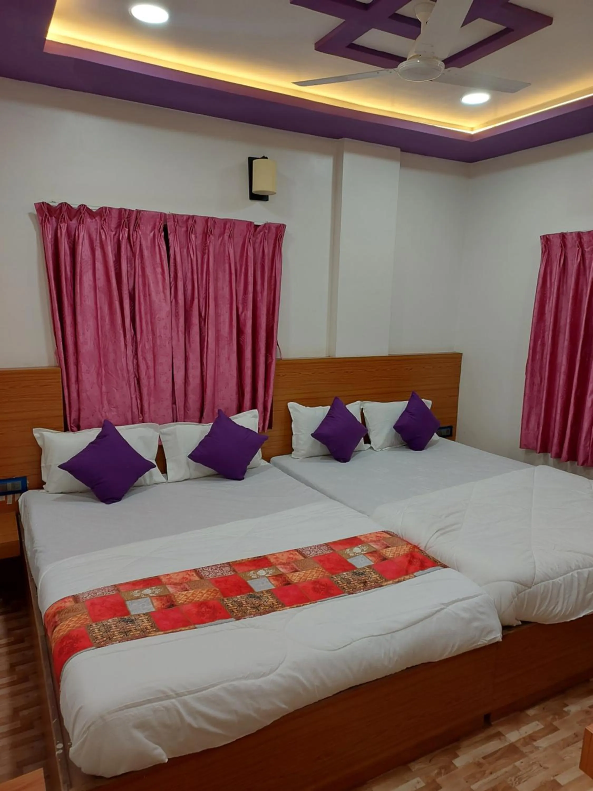 Bed in Hotel Sai Dakshina Inn & The Fern Restaurant