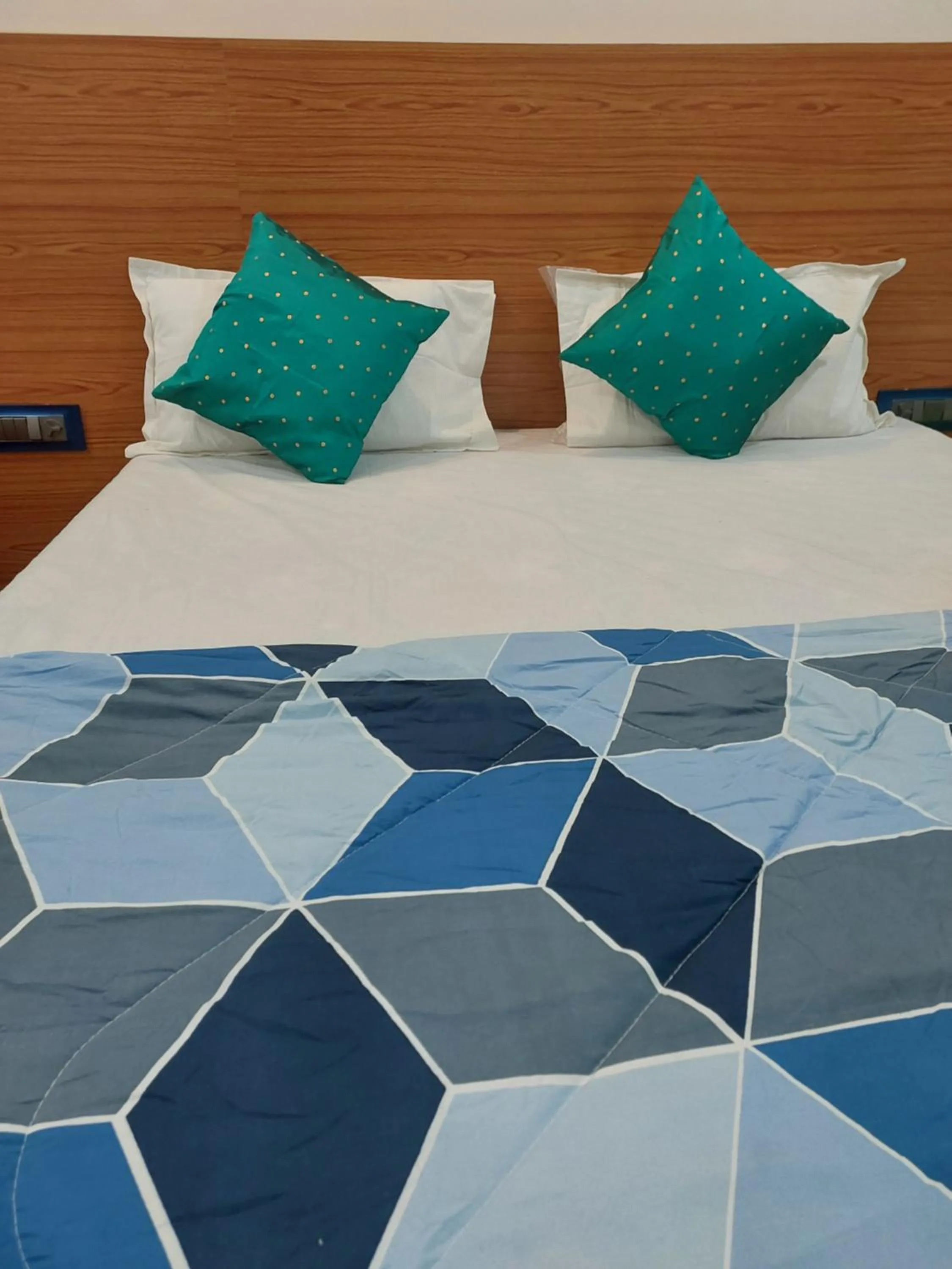 Bed in Hotel Sai Dakshina Inn & The Fern Restaurant