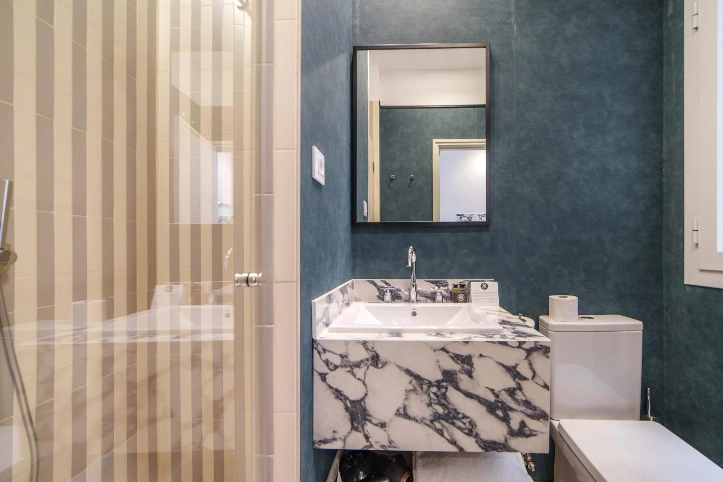 Toilet in Apartamentos Soho Boutique Hoy No Me Puedo Levantar