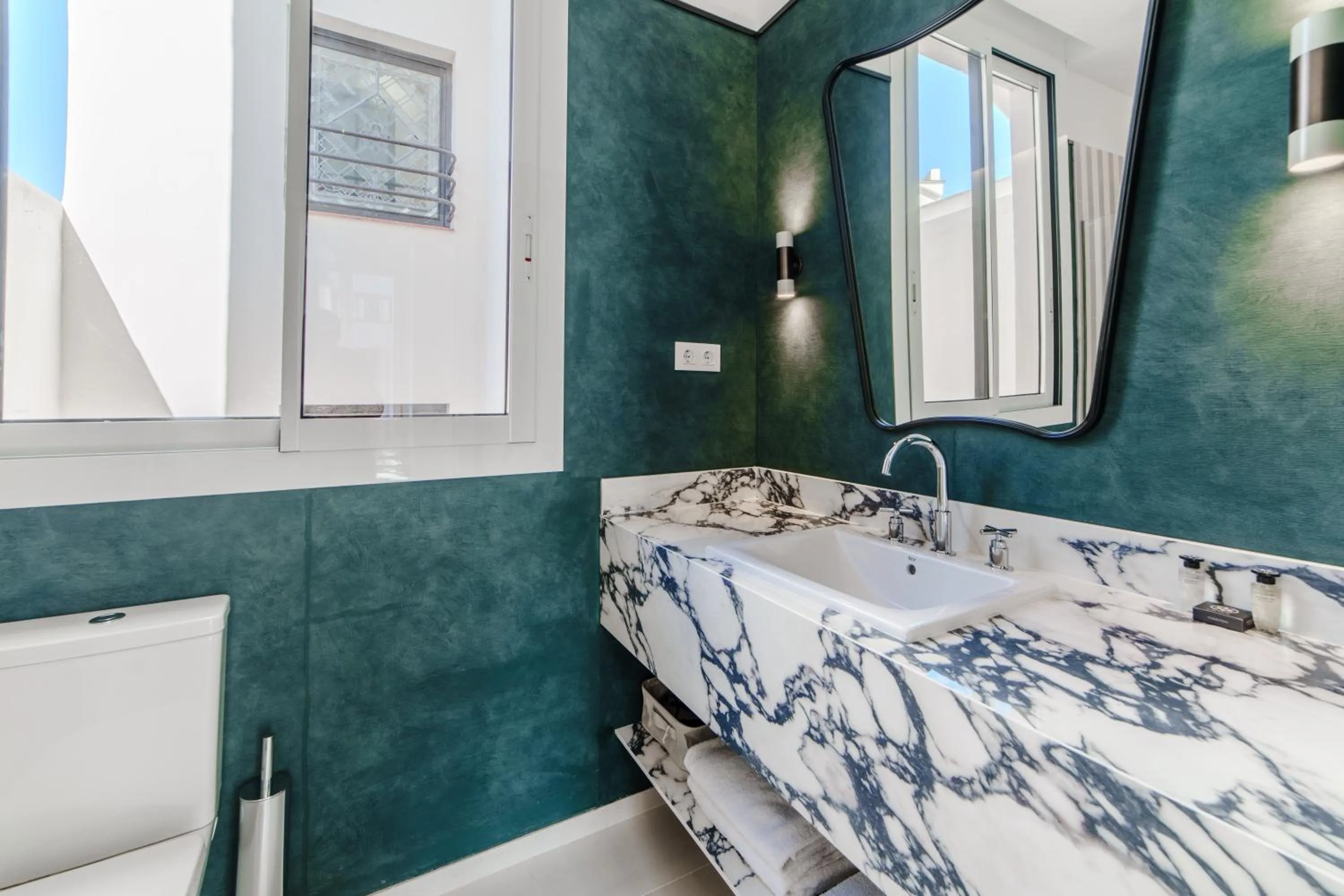 Bathroom, Bed in Apartamentos Soho Boutique Hoy No Me Puedo Levantar