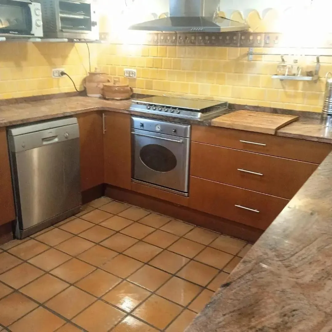 Kitchen or kitchenette in L'Olivera Casa Rural
