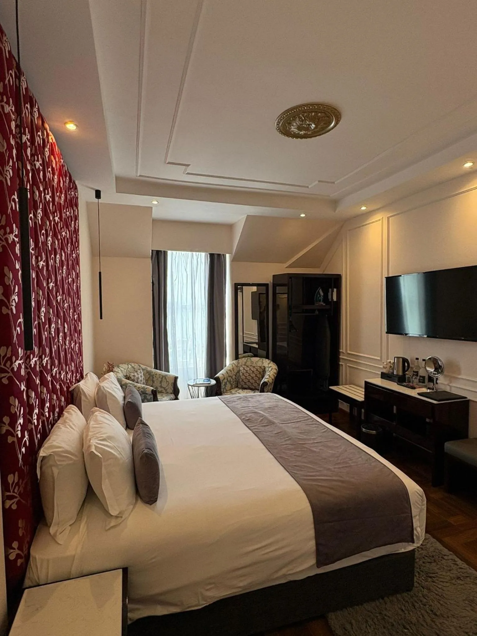 TV and multimedia, Bed in Muthu Oban Regent Hotel