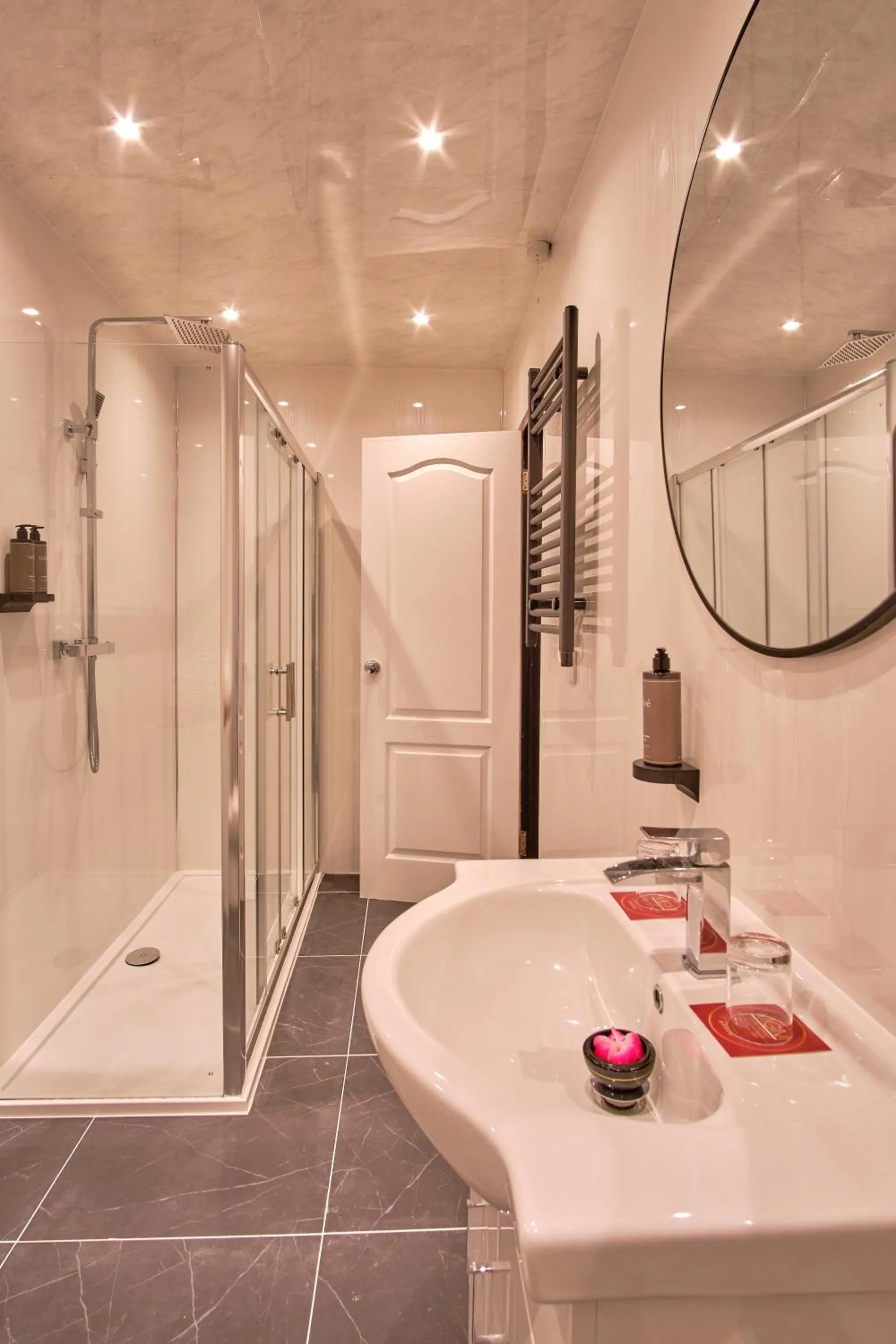 Bathroom in Muthu Oban Regent Hotel