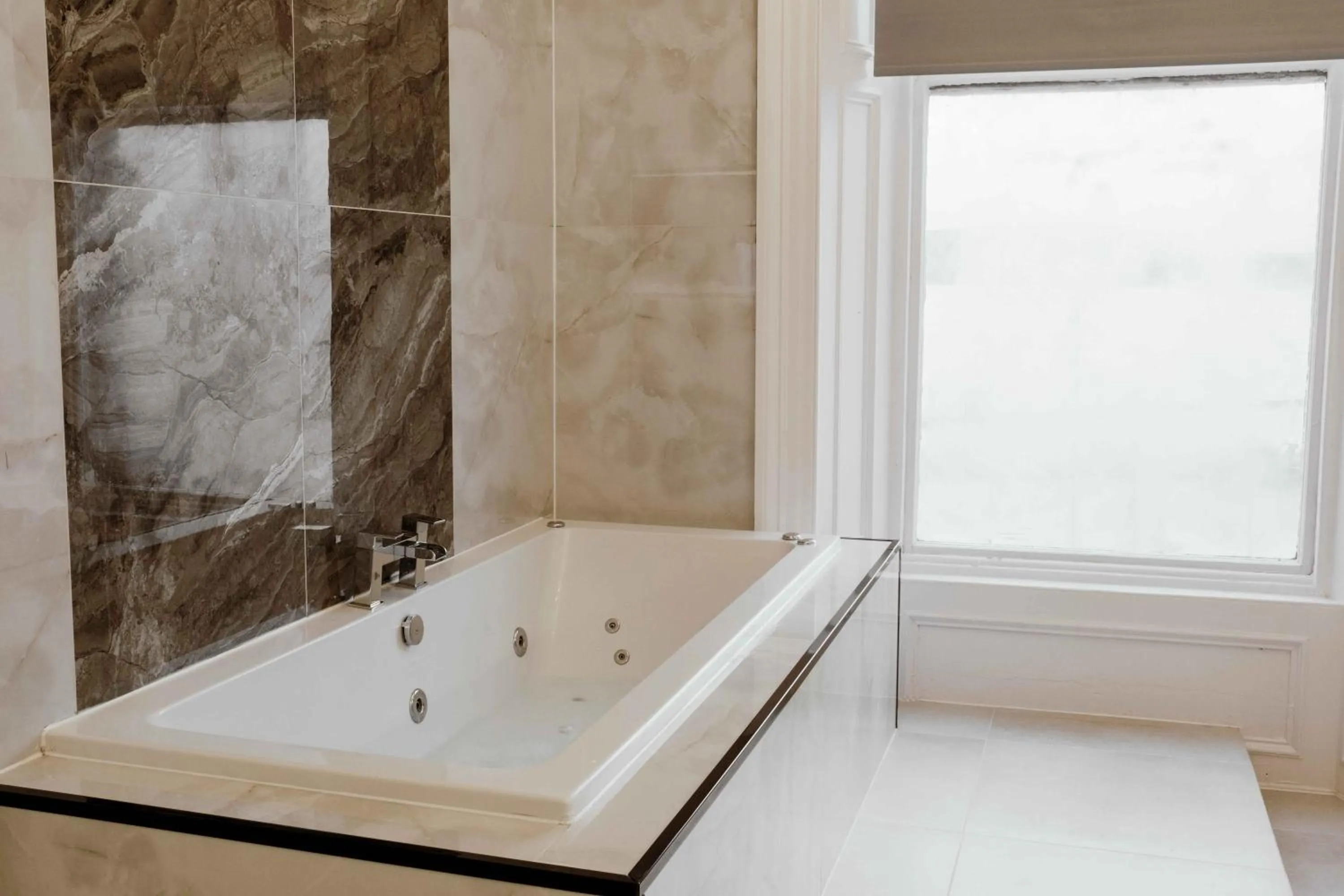 Bathroom in Muthu Oban Regent Hotel